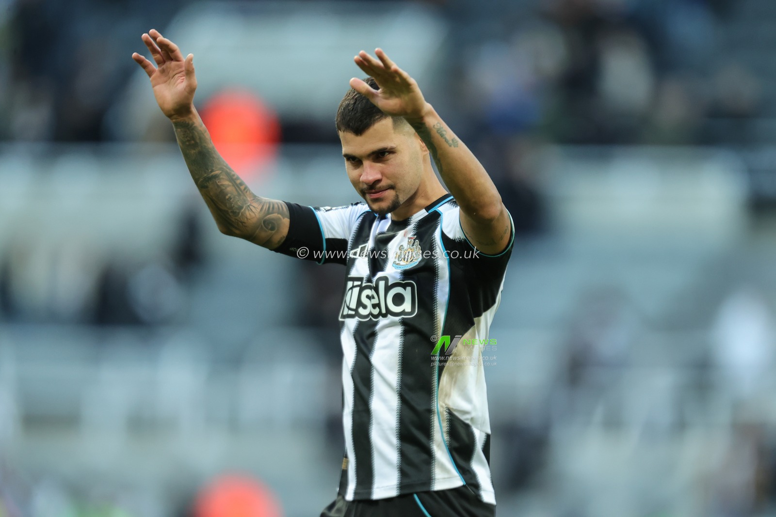 Bruno Guimaraes of Newcastle United applauds the fans after the final whistle during the Premier League match Newcastle United vs Fulham at St. James's Park, Newcastle, United Kingdom, 25th October 2025

(Photo by Richard Bierton/News Images)