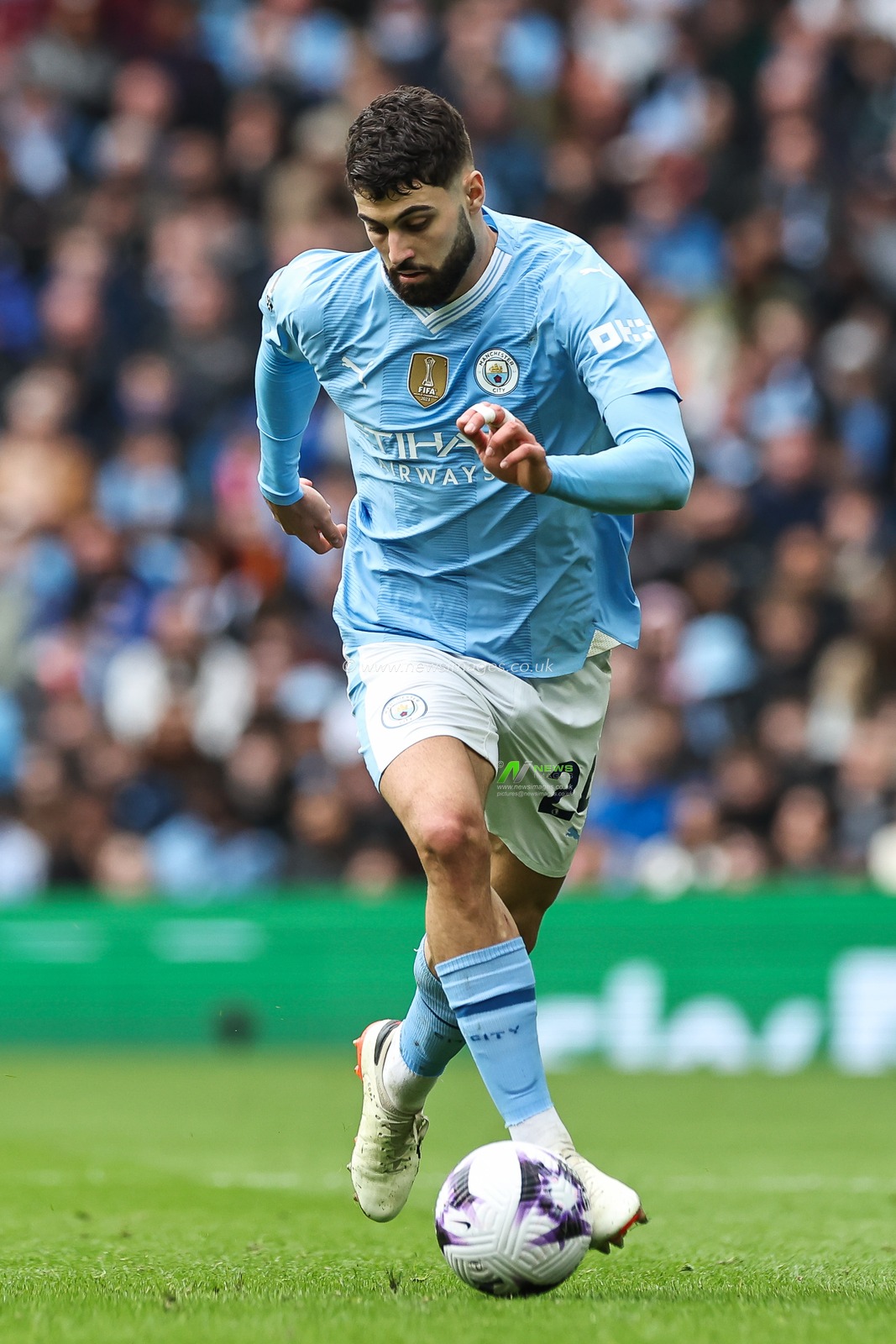 JoÅ¡ko Gvardiol of Manchester City makes a break with the ball during the Premier League match Manchester City vs Arsenal at Etihad Stadium, Manchester, United Kingdom, 31st March 2024

(Photo by Mark Cosgrove/News Images)