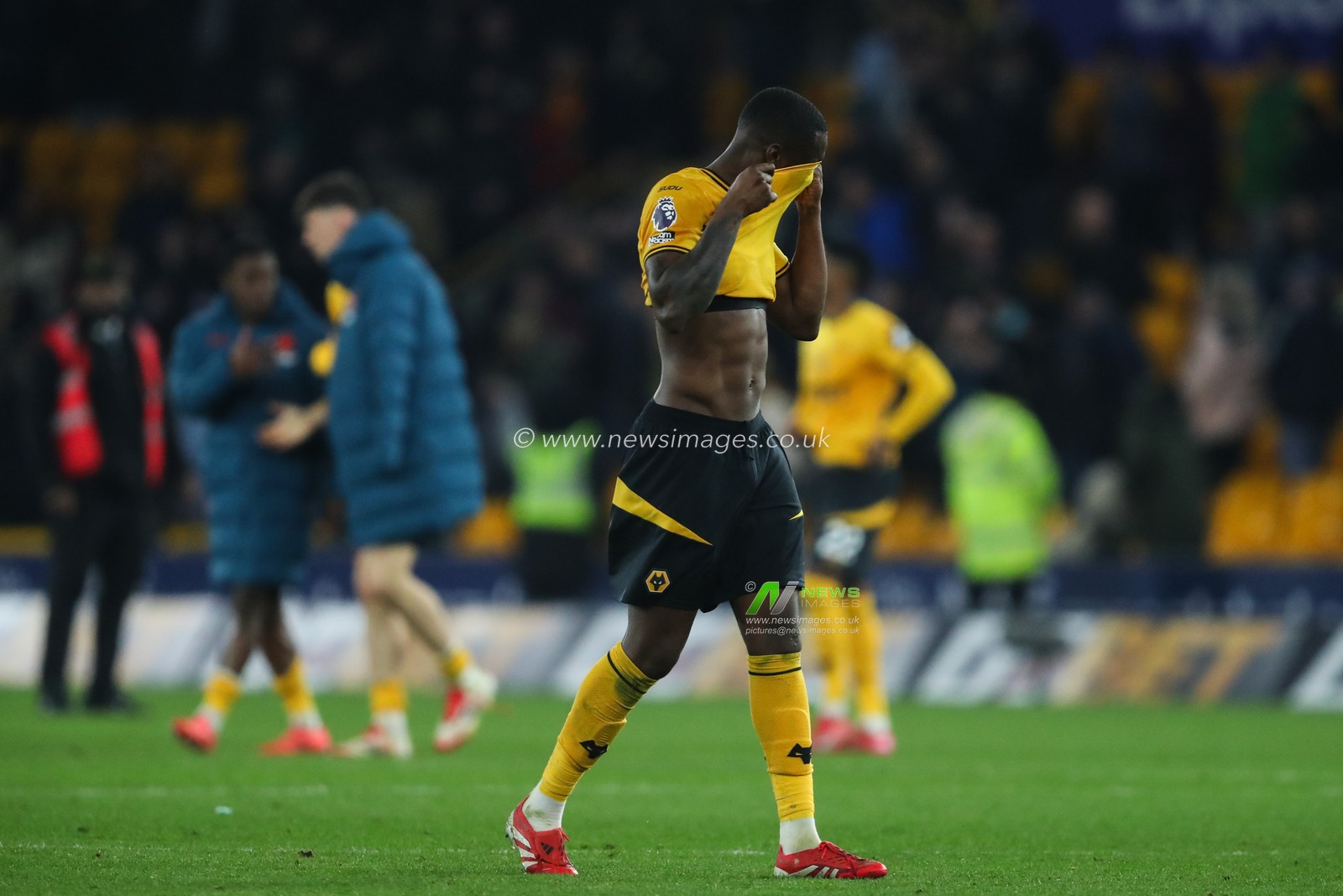 Toti Gomes of Wolverhampton Wanderers reacts to his teams result after the Premier League match Wolverhampton Wanderers vs Everton at Molineux, Wolverhampton, United Kingdom, 8th March 2025

(Photo by Gareth Evans/News Images)