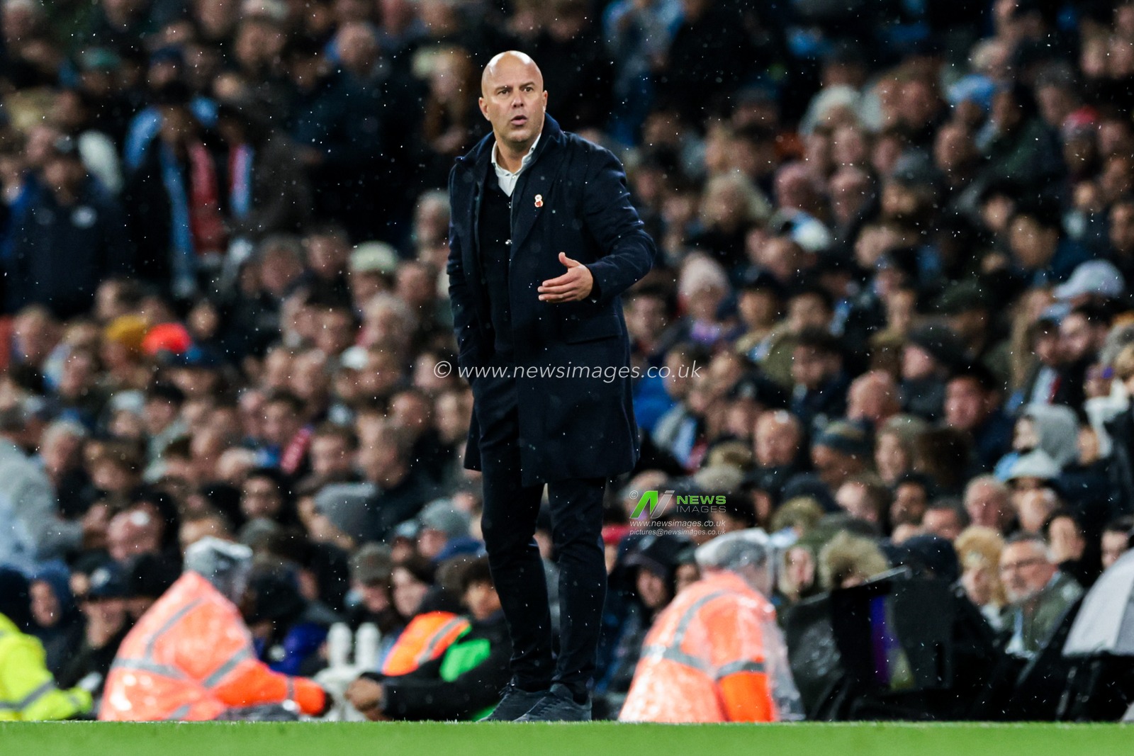 Arne Slot Liverpool manager gives instructions to his team during the Premier League match Manchester City vs Liverpool at Etihad Stadium, Manchester, United Kingdom, 9th November 2025

(Photo by Mark Cosgrove/News Images)

*** GER AUT SUI OUT ***