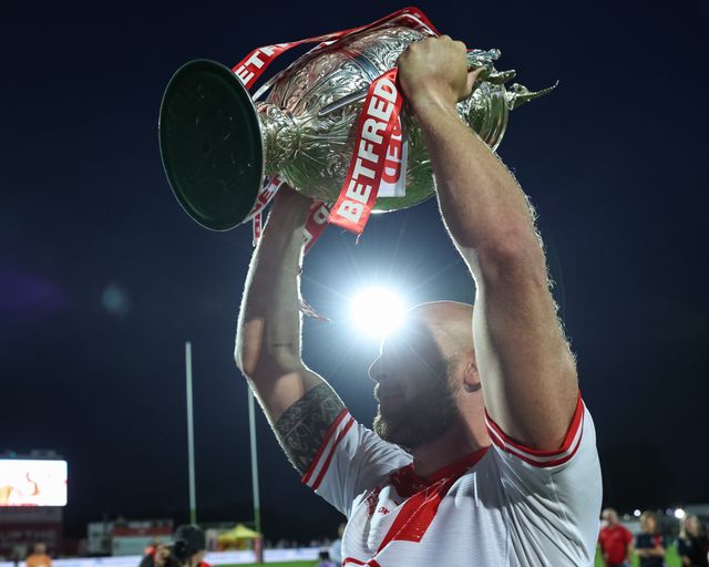 Dean Hadley of Hull KR lifts the Challenge Cup in front of packed out Sewell Group Craven Park during the Betfred Super League Round 14 Hull KR vs Catalans Dragons at Sewell Group Craven Park, Kingston upon Hull, United Kingdom, 13th June 2025

(Photo by Mark Cosgrove/News Images)
