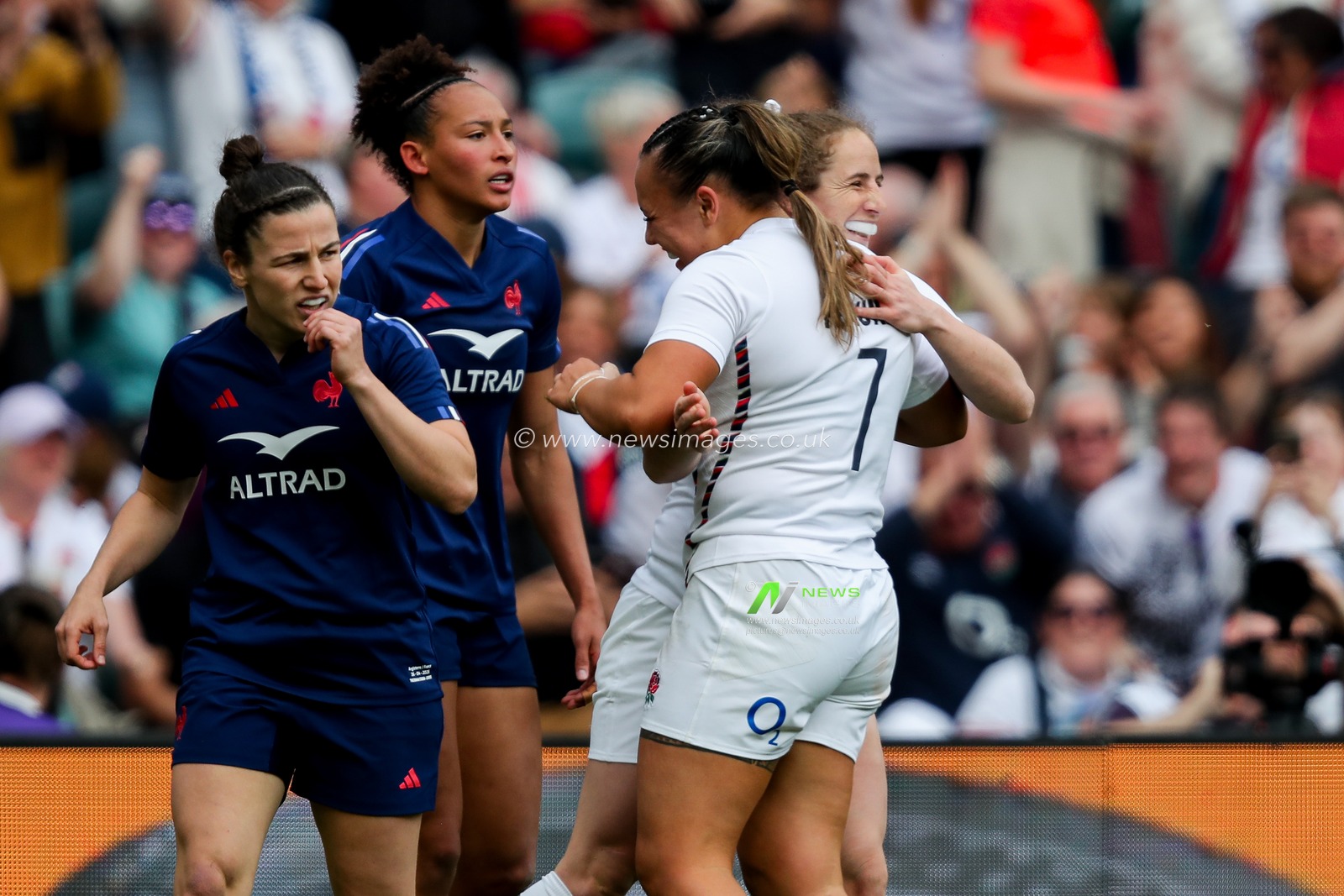 Abby Dow of England Women celebrates her try with teammates during the 2025 Guinness Womenâ€™s Six Nations match England vs France at Allianz Stadium, Twickenham, United Kingdom, 26th April 2025

(Photo by Izzy Poles/News Images)