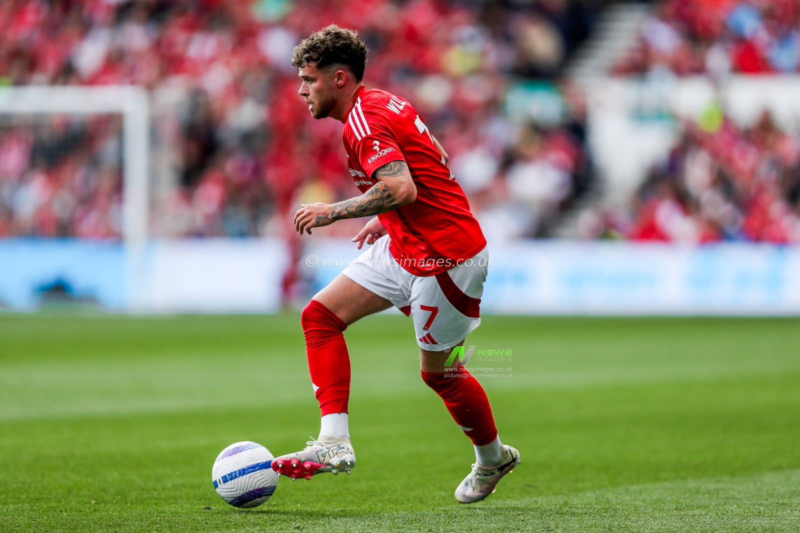 Neco Williams of Nottingham Forest runs with the ball during the Premier League match Nottingham Forest vs Chelsea at City Ground, Nottingham, United Kingdom, 25th May 2025

(Photo by Izzy Poles/News Images)