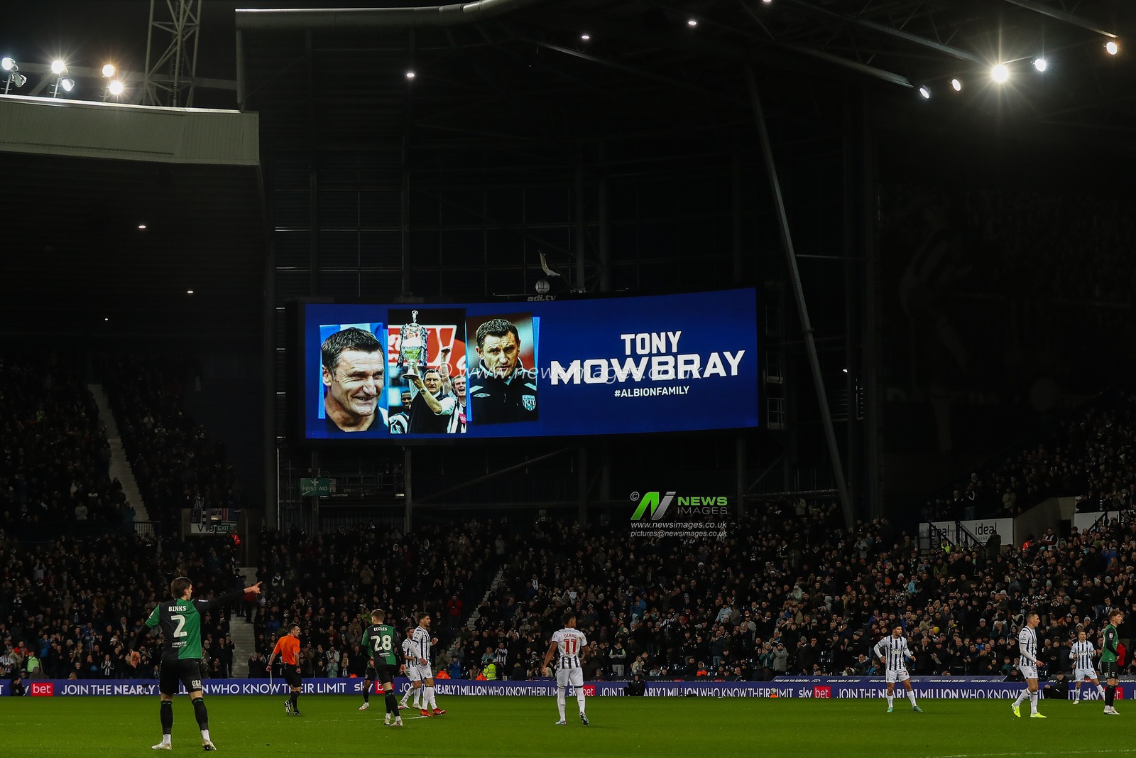 Fans hold a minutes applause in support of former West Bromwich Albion manager Tony Mowbray during the Sky Bet Championship match West Bromwich Albion vs Coventry City at The Hawthorns, West Bromwich, United Kingdom, 1st March 2024

(Photo by Gareth Evans/News Images)