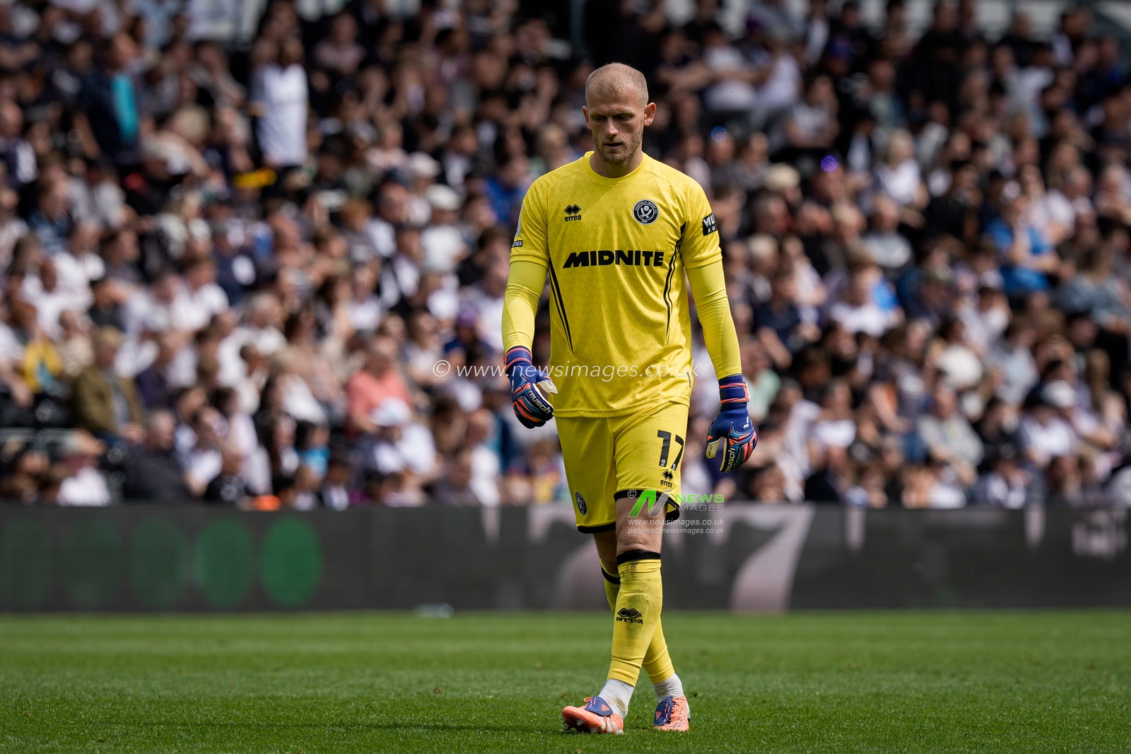 Sheffield United goalkeeper Adam Davies celebrates Thomas Cannon of Sheffield United scoring a goal to make it  1-1 during the Sky Bet Championship match Derby County vs Sheffield United at Pride Park Stadium, Derby, United Kingdom on 02 May 2026

(Photo by Maynard Manyowa/News Images)