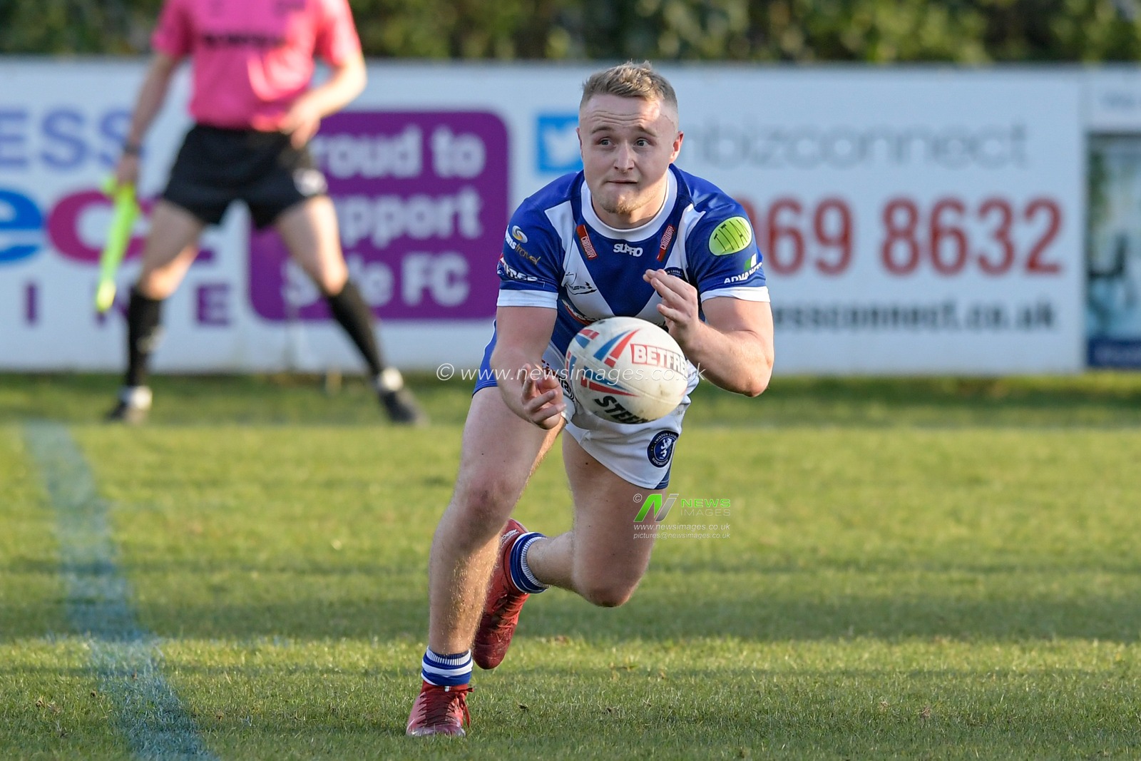 Luke Waterworth (9) of Swinton Lions passes the ball