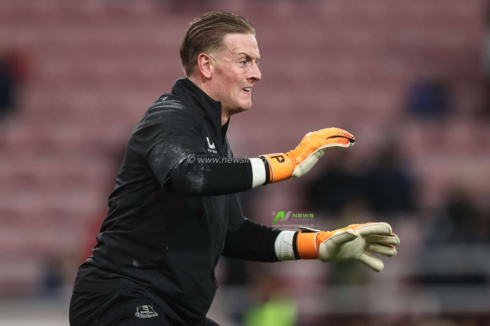 Jordan Pickford of Everton in the pregame warmup session during the Premier League match Sunderland vs Everton at Stadium Of Light, Sunderland, United Kingdom, 3rd November 2025

(Photo by Alfie Cosgrove/News Images)

*** GER AUT SUI OUT ***