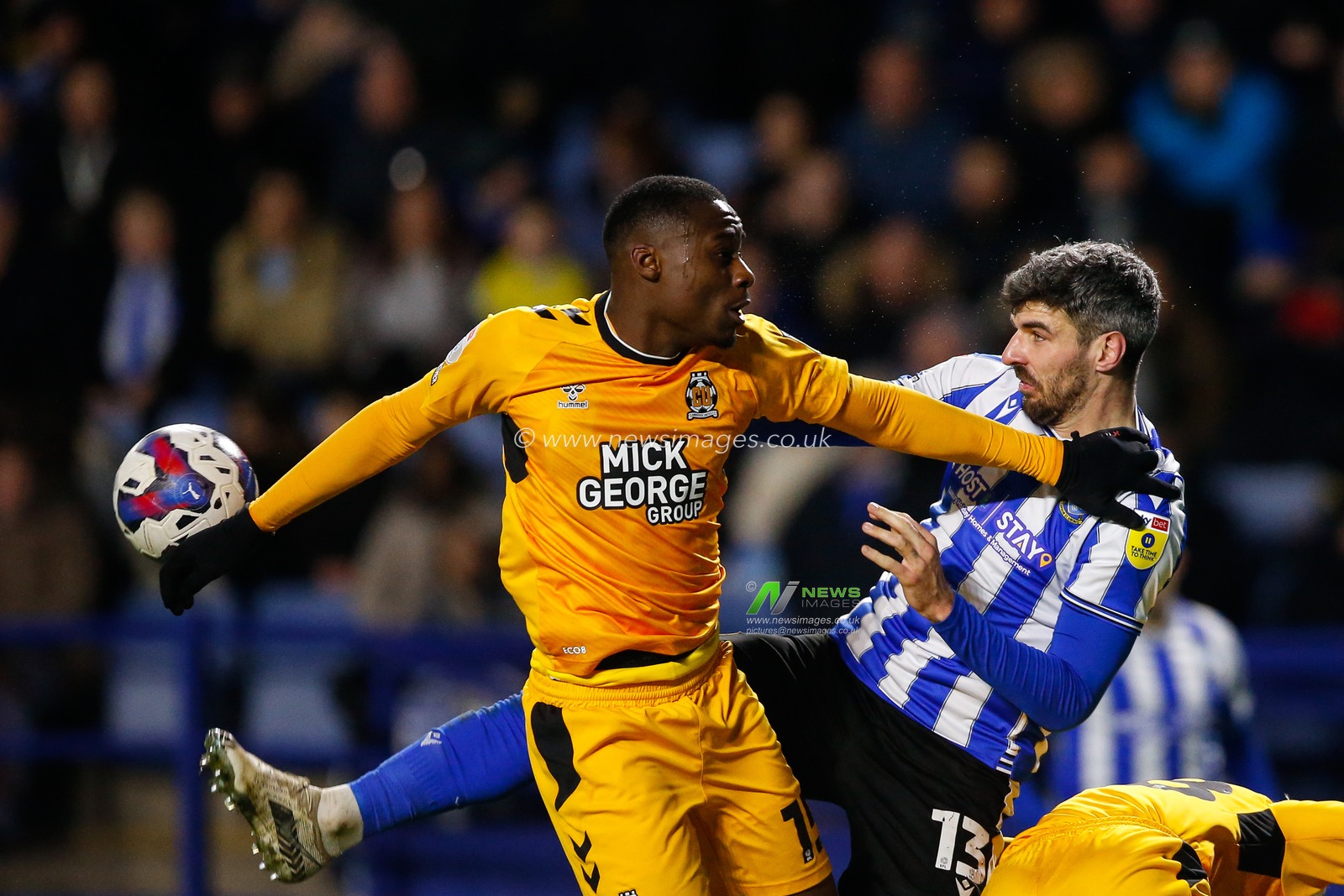 Callum Paterson #13 of Sheffield Wednesday and Jubril Okedina #15 of Cambridge United during the Sky Bet League 1 match Sheffield Wednesday vs Cambridge United at Hillsborough, Sheffield, United Kingdom, 2nd January 2023

(Photo by Ben Early/News Images)