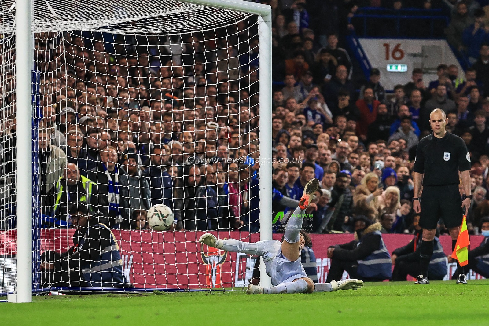 Oriol Romeu #6 of Southampton scores his penalty past Kepa Arrizabalaga #1 of Chelsea