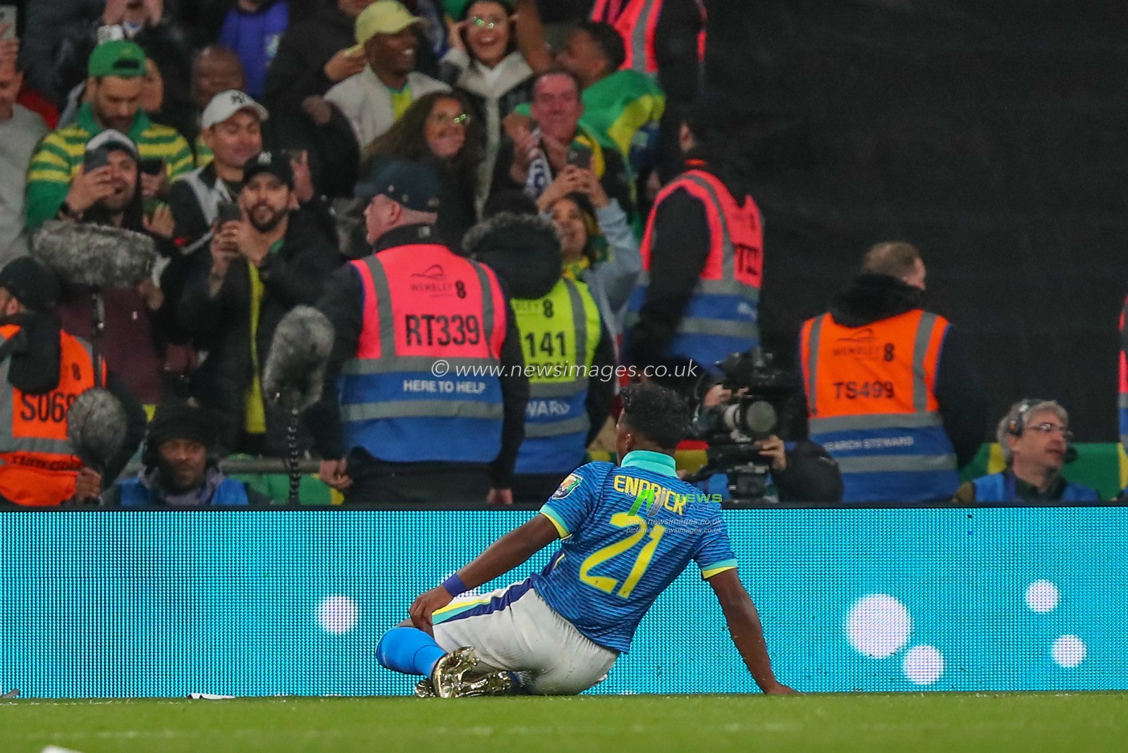 Endrick of Brazil celebrates his goal to make it 0-1 during the International Friendly match England vs Brazil at Wembley Stadium, London, United Kingdom, 23rd March 2024

(Photo by Gareth Evans/News Images)