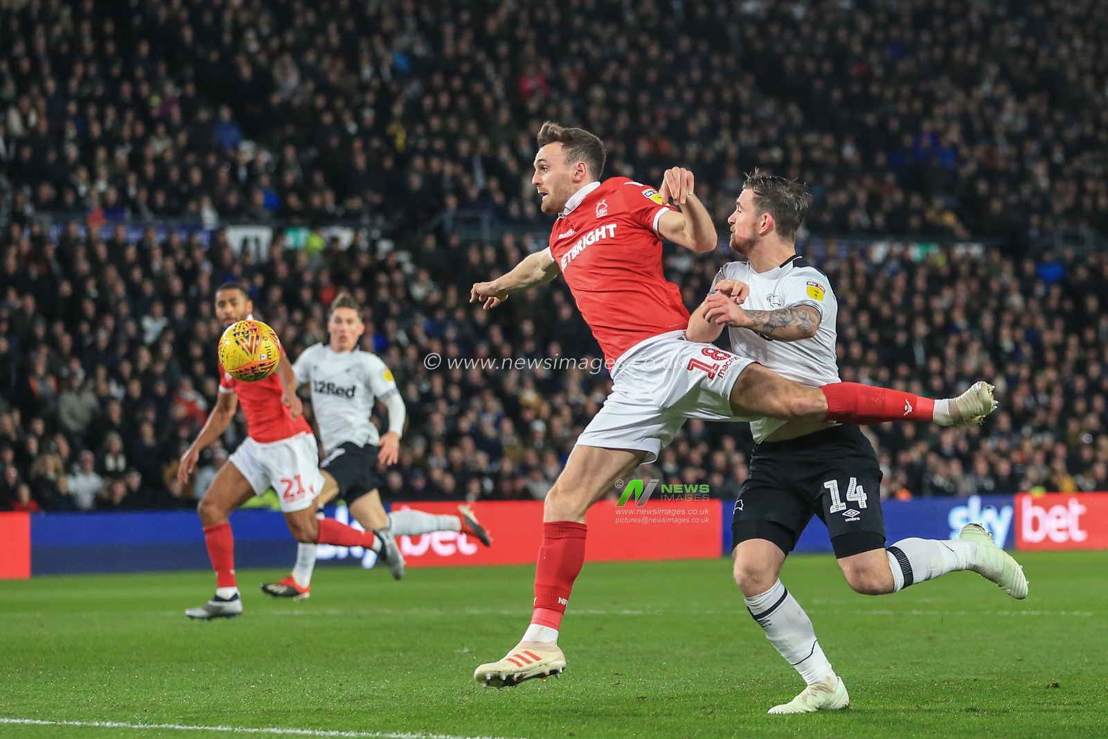17th December 2018, Pride Park, Derby, England; Sky Bet Championship, Derby County vs Nottingham Forest ; Jack Marriott (14) of Derby County heads on goal as Jack Robinson (18) of Nottingham Forest challenges 

Credit: Mark Cosgrove/News Images 

English Football League images are subject to DataCo Licence
