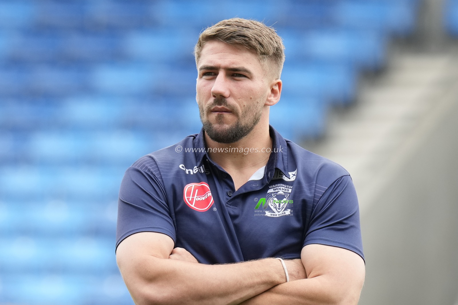 Greg Minikin #21 of Warrington Wolves inspects the pitch before the Betfred Super League match Salford Red Devils vs Warrington Wolves at AJ Bell Stadium, Eccles, United Kingdom, 3rd September 2022

(Photo by Steve Flynn/News Images)