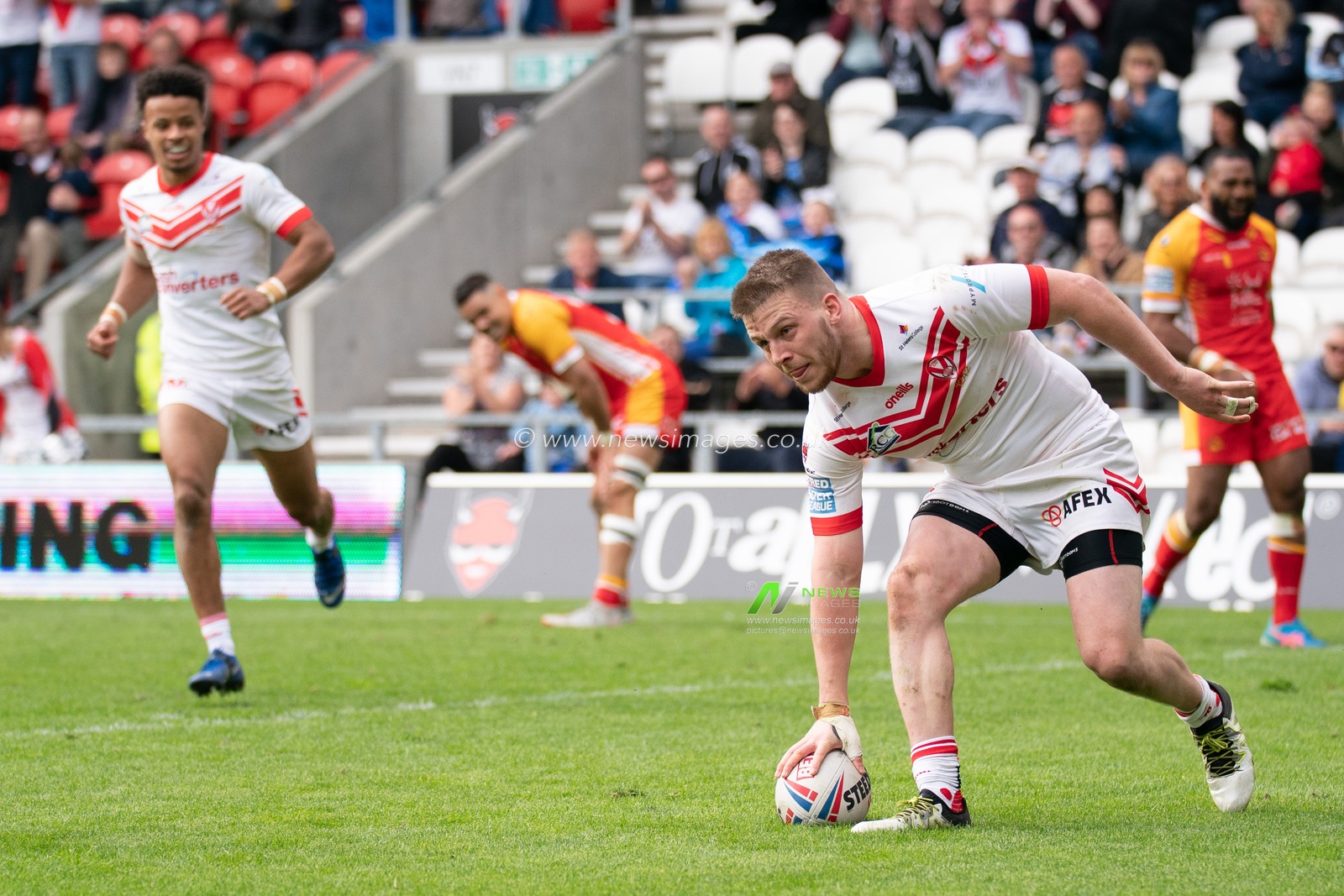 St. Helens's Matthew Costello scores his sides eighth try


28th April 2019 , Totally Wicked Stadium, St Helens, England;  Betfred Super League, Round 13, St Helens vs Catalans Dragons ; 

Credit: Terry Donnelly/News Images
