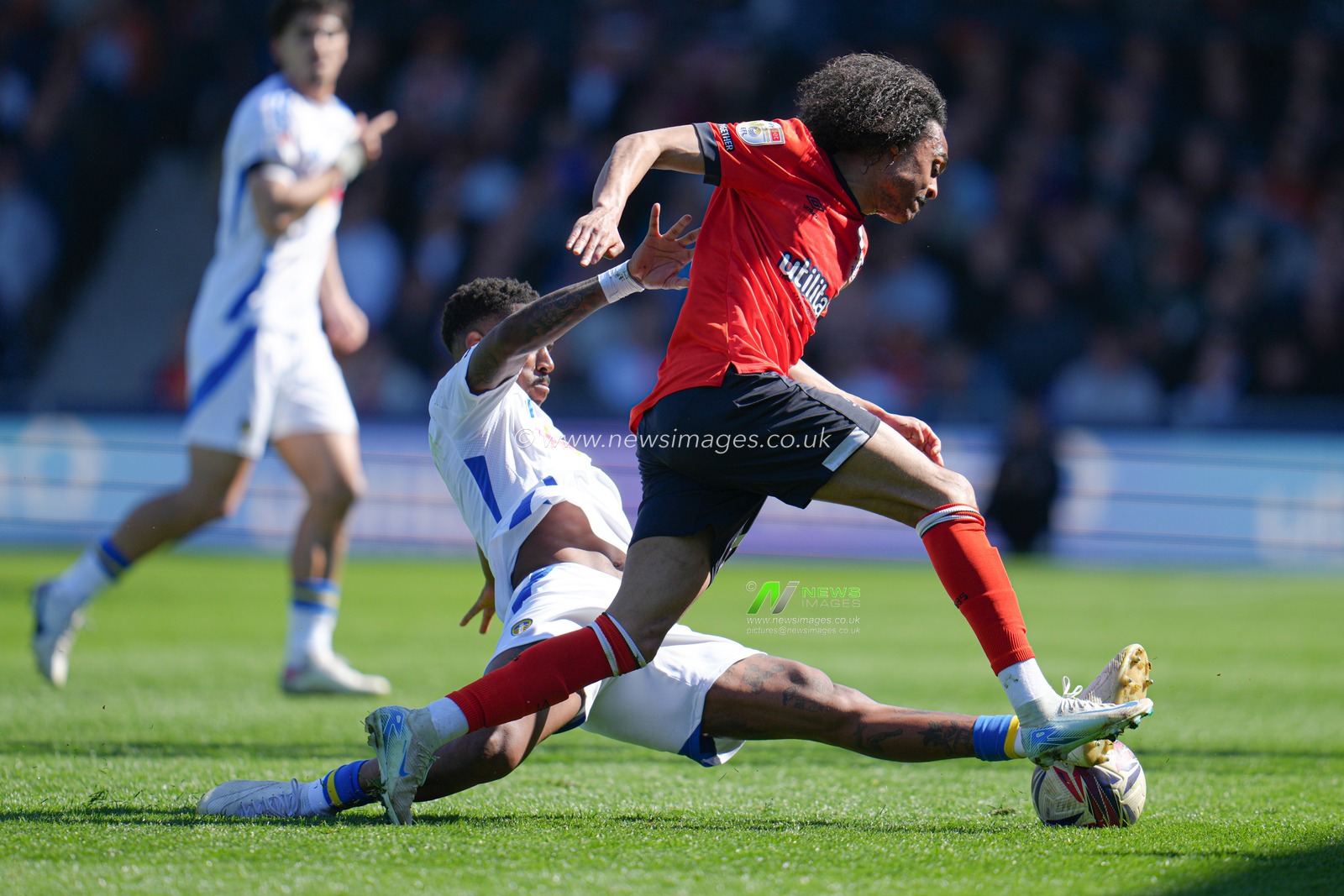 JÃºnior Firpo of Leeds United tackles Tahith Chong of Luton Town during the Sky Bet Championship match Luton Town vs Leeds United at Kenilworth Road, Luton, United Kingdom, 5th April 2025

(Photo by Harvey Murphy/News Images)