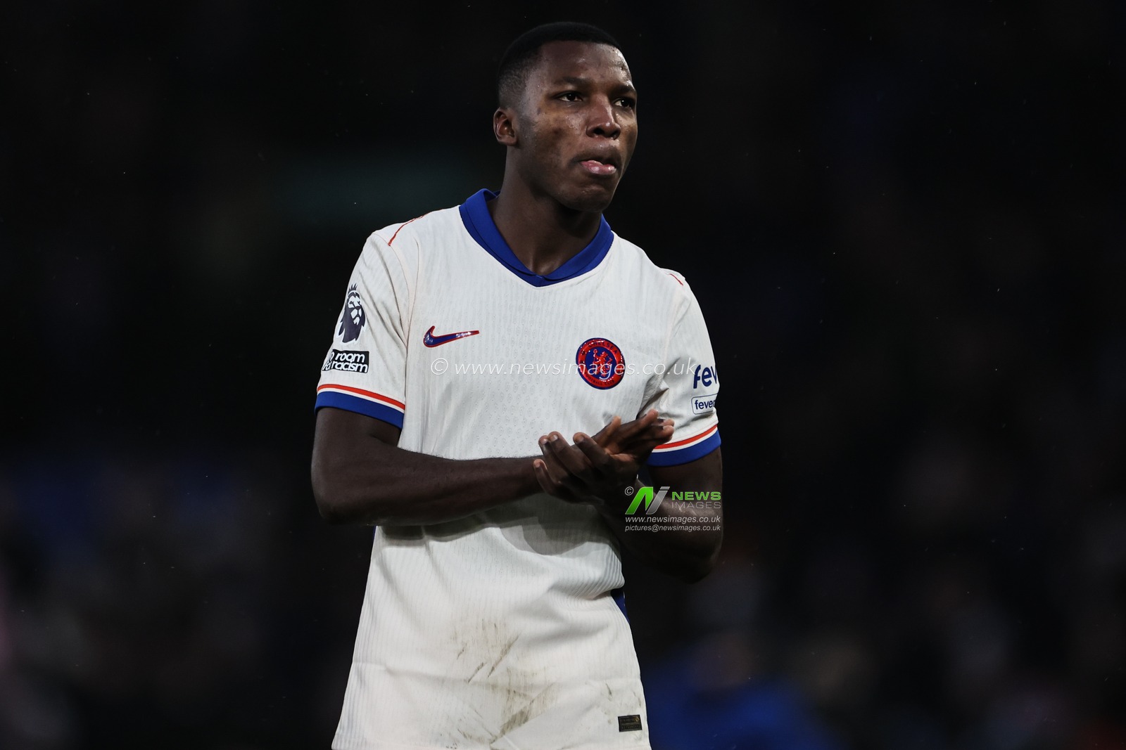 MoisÃ©s Caicedo of Chelsea applauds the travelling fans after the Premier League match Everton vs Chelsea at Goodison Park, Liverpool, United Kingdom, 22nd December 2024

(Photo by Mark Cosgrove/News Images)