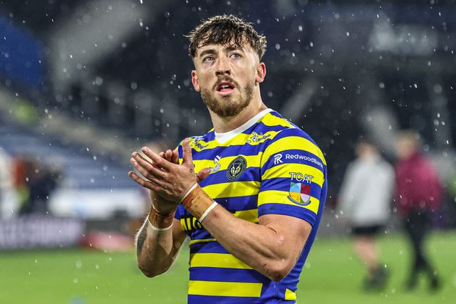 Matty Ashton of Warrington Wolves applauds the fans after the game during the Betfred Super League round 10 match Huddersfield Giants vs Warrington Wolves at Accu Stadium, Huddersfield, United Kingdom on 02 May 2026

(Photo by Alfie Cosgrove/News Images)