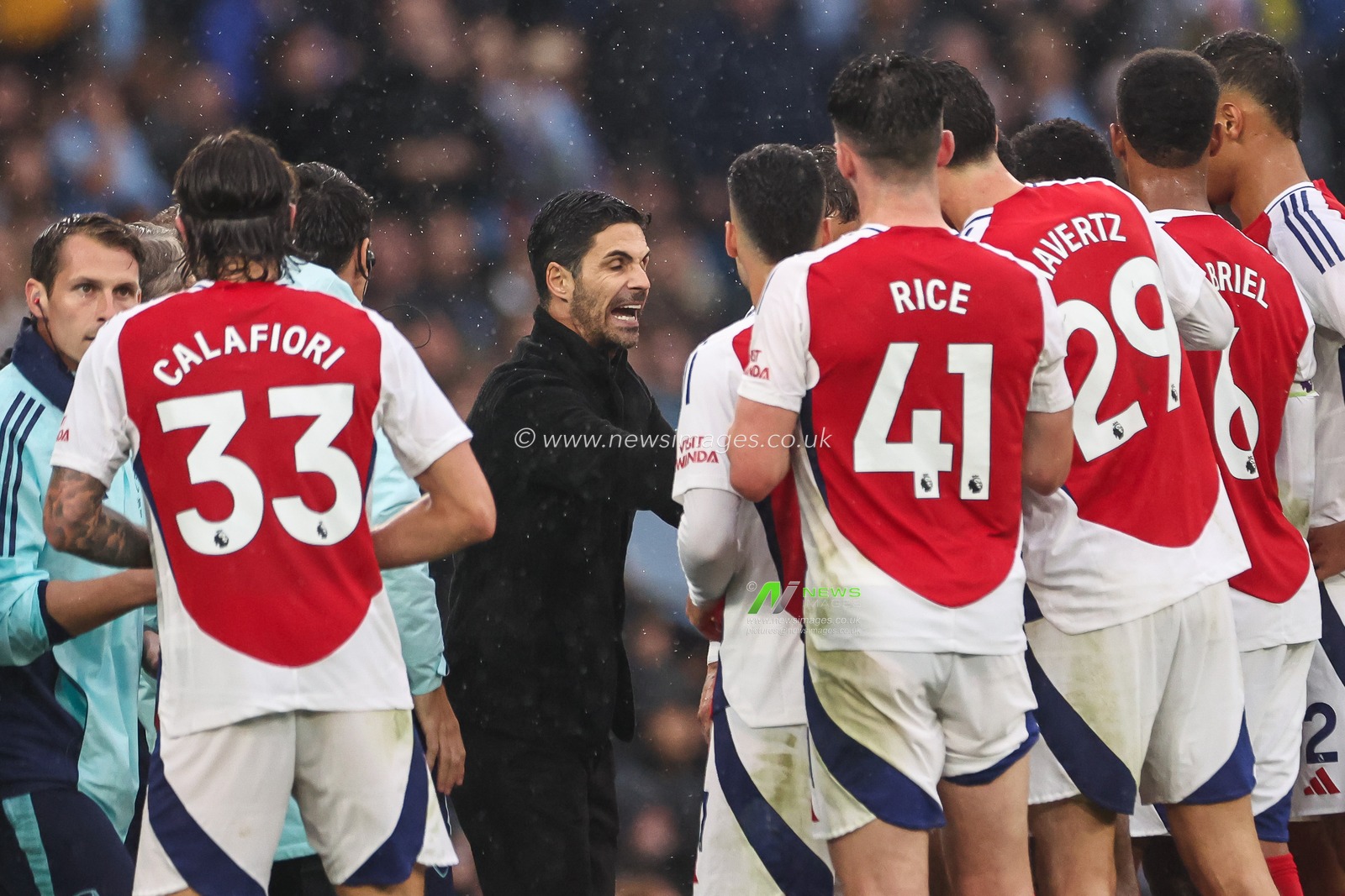 Mikel Arteta manager of Arsenal gives his team instructions in a break in play during the Premier League match Manchester City vs Arsenal at Etihad Stadium, Manchester, United Kingdom, 22nd September 2024

(Photo by Mark Cosgrove/News Images)