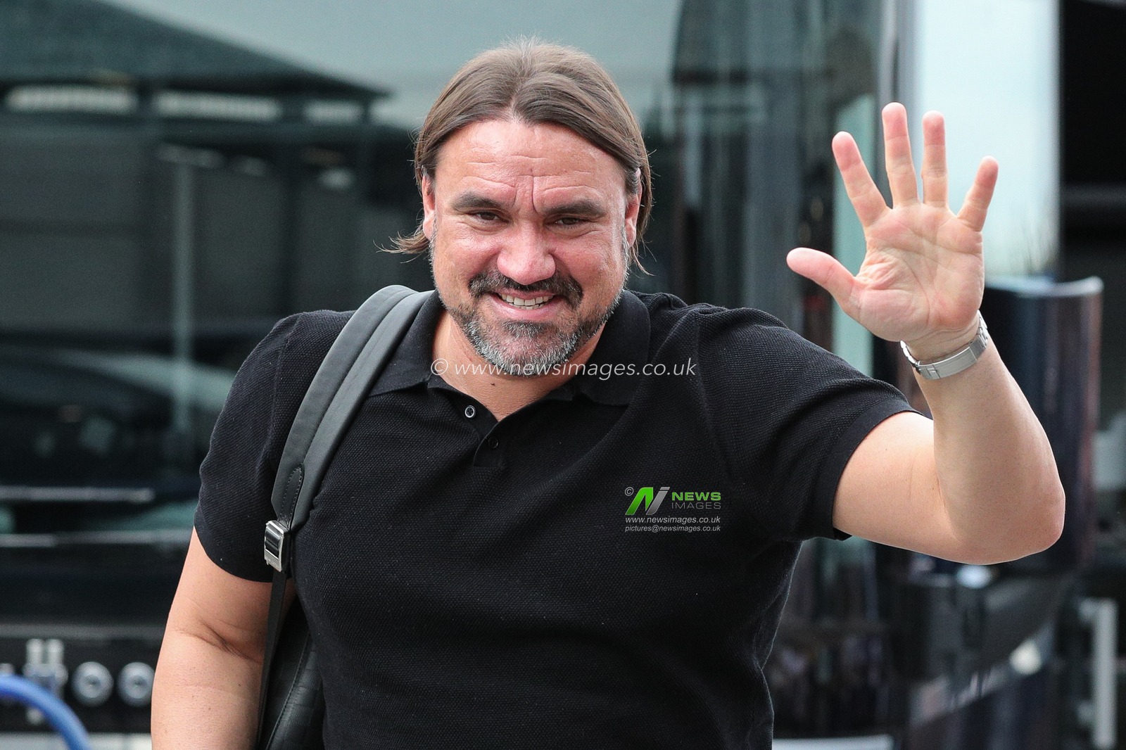 Daniel Farke manager of Leeds United waves to the fans as he arrives at Elland Road Stadium ahead of the Sky Bet Championship match Leeds United vs Bristol City at Elland Road, Leeds, United Kingdom, 7th October 2023

(Photo by James Heaton/News Images)