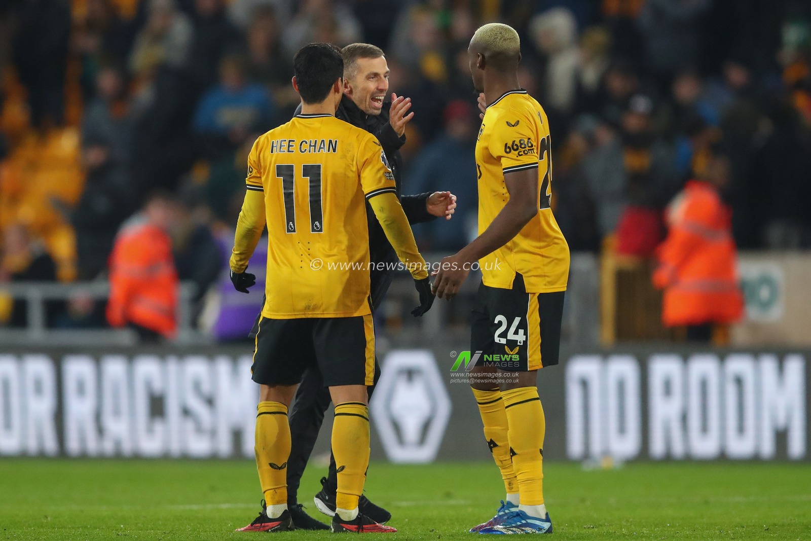 Gary O'Neil manager of Wolverhampton Wanderers high fives Toti Gomes #24 of Wolverhampton Wanderers after the Premier League match Wolverhampton Wanderers vs Burnley at Molineux, Wolverhampton, United Kingdom, 5th December 2023

(Photo by Gareth Evans/News Images)