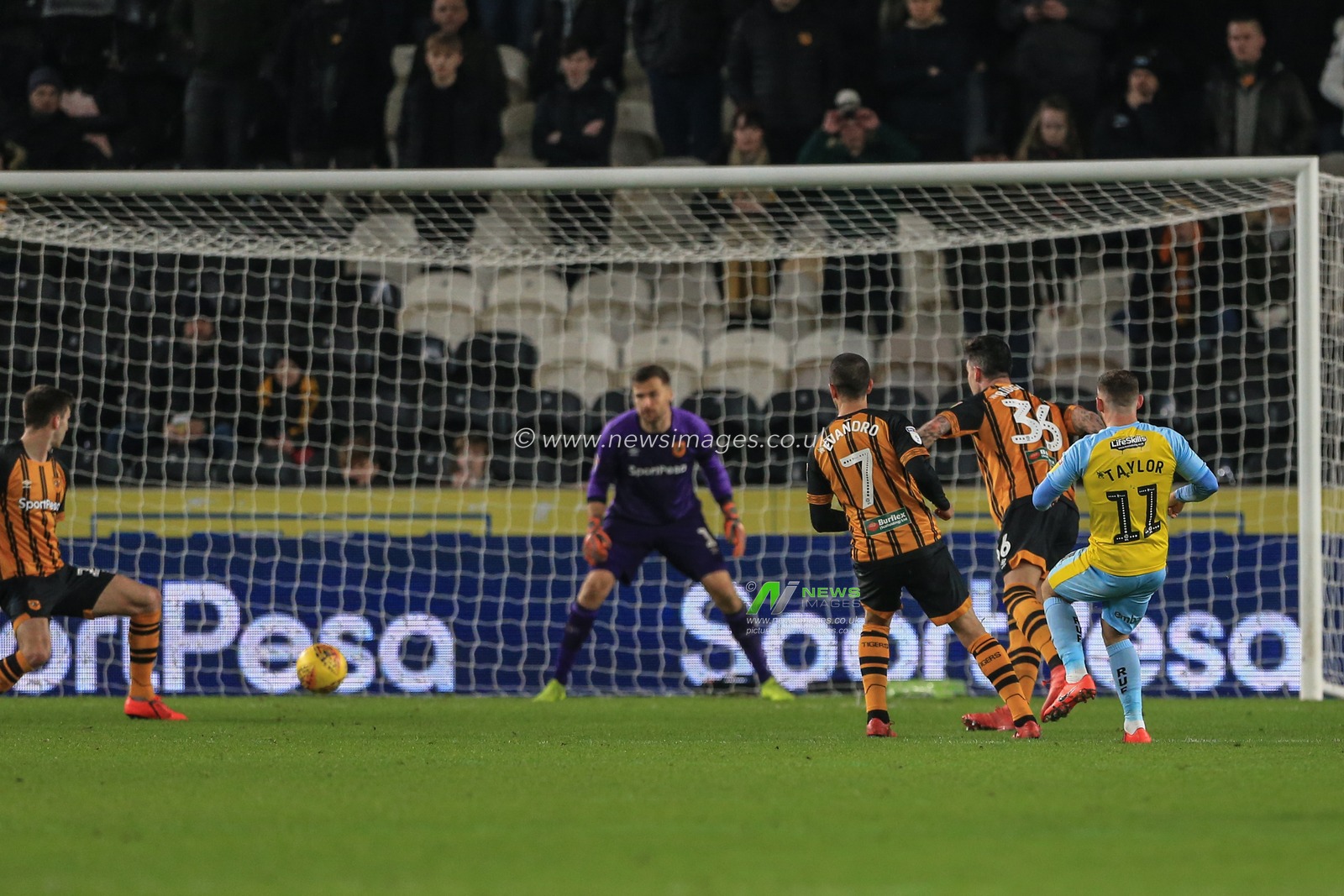 12th January 2019, KCOM Stadium, Hull , England; Sky Bet Championship, Hull City vs Rotherham United ;  Jon Taylor (11) of Rotherham United scores to make it 2-2

Credit:   Mark Cosgrove/News Images

English Football League images are subject to DataCo Licence