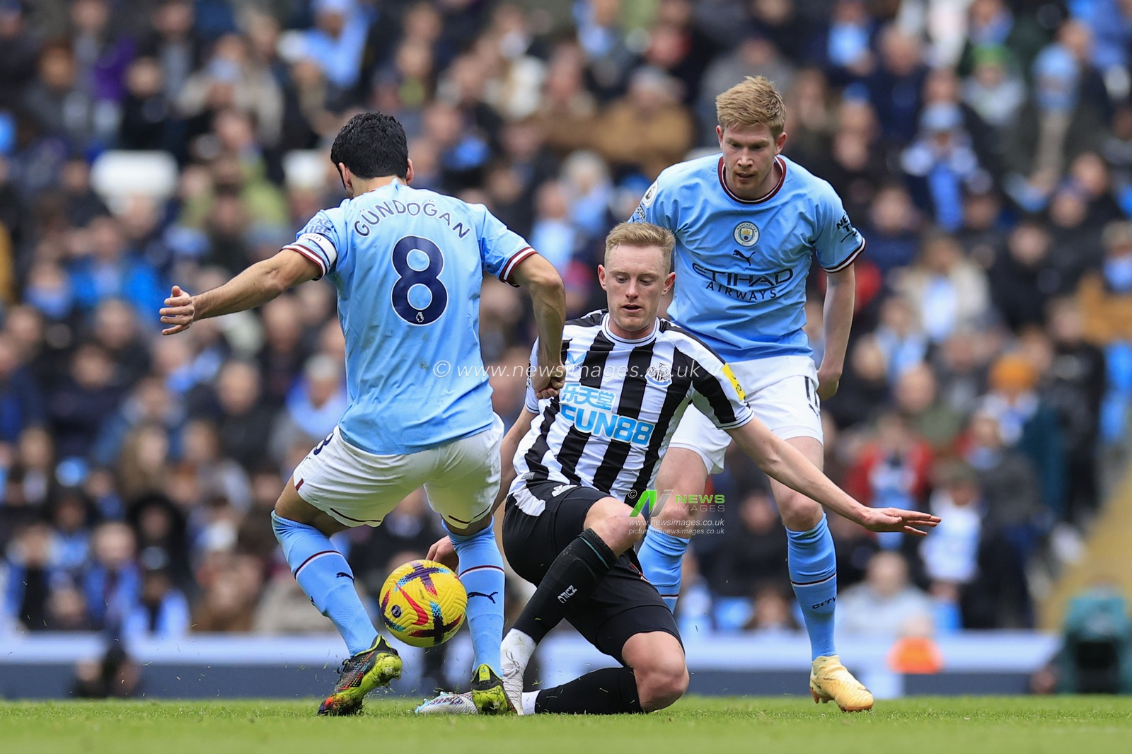 Ilkay Gundogan #8 of Manchester City  and Sean Longstaff #36 of Newcastle United challenge for the ball during the Premier League match Manchester City vs Newcastle United at Etihad Stadium, Manchester, United Kingdom, 4th March 2023

(Photo by Conor Molloy/News Images)
