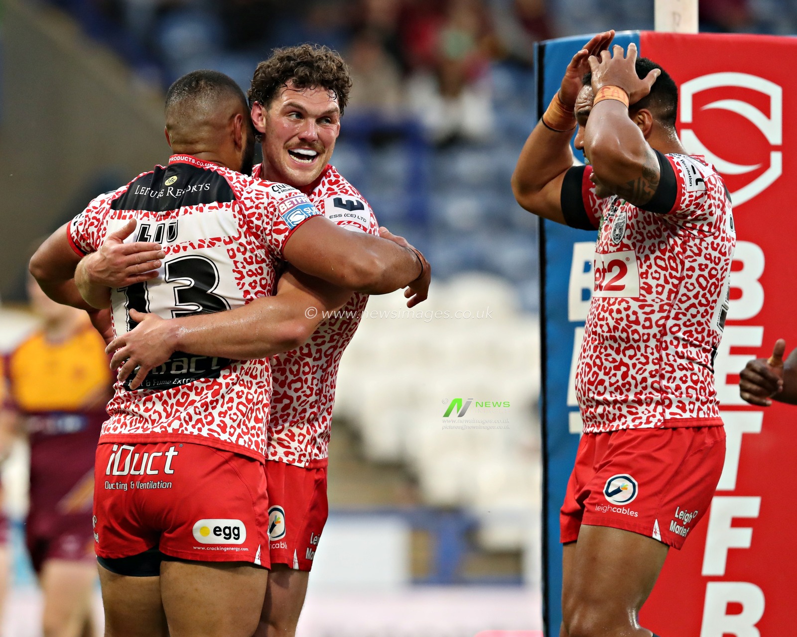 Leigh celebrate their first try scored by Isaac Liu of Leigh Leopards during the Betfred Super League Round 13 match Huddersfield Giants vs Leigh Leopards at John Smith's Stadium, Huddersfield, United Kingdom, 29th May 2025(Photo by Sam Eaden/News Images)