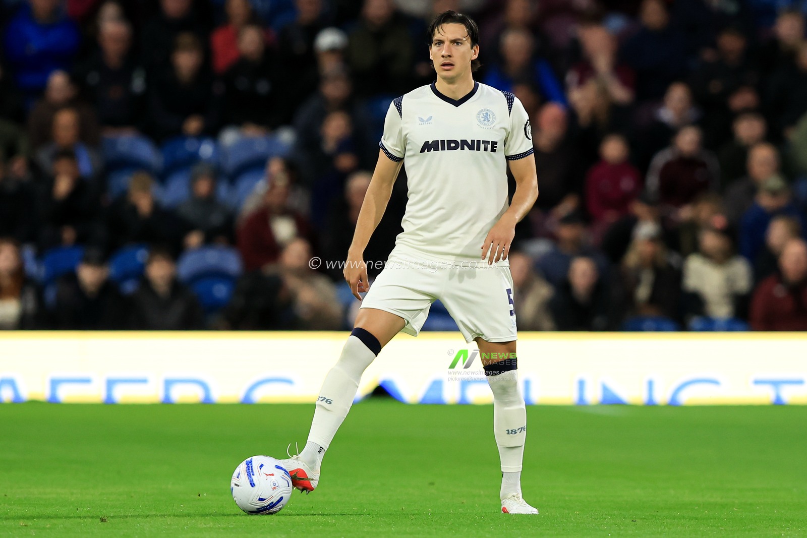 Alfie Jones of Middlesbrough controls ball during the Sky Bet Championship match Burnley vs Middlesbrough at Turf Moor, Burnley, United Kingdom on 02 September 2026

(Photo by Jorge Horsted/News Images)
