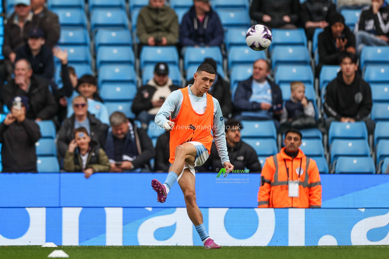 Phil Foden of Manchester City during the pre-game warmup ahead of the Premier League match Manchester City vs Arsenal at Etihad Stadium, Manchester, United Kingdom, 31st March 2024

(Photo by Mark Cosgrove/News Images)
