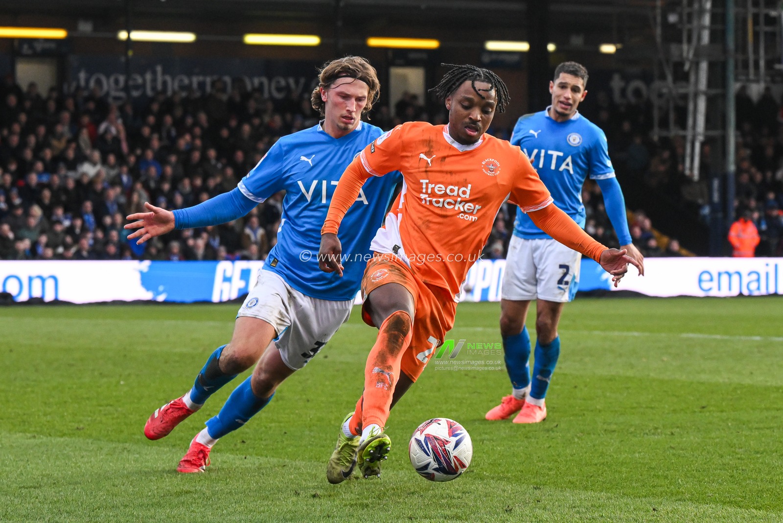 Niall Ennis of Blackpool makes a break with the ball during the Sky Bet League 1 match Stockport County vs Blackpool at Edgeley Park Stadium, Stockport, United Kingdom, 1st March 2025

(Photo by Craig Thomas/News Images)