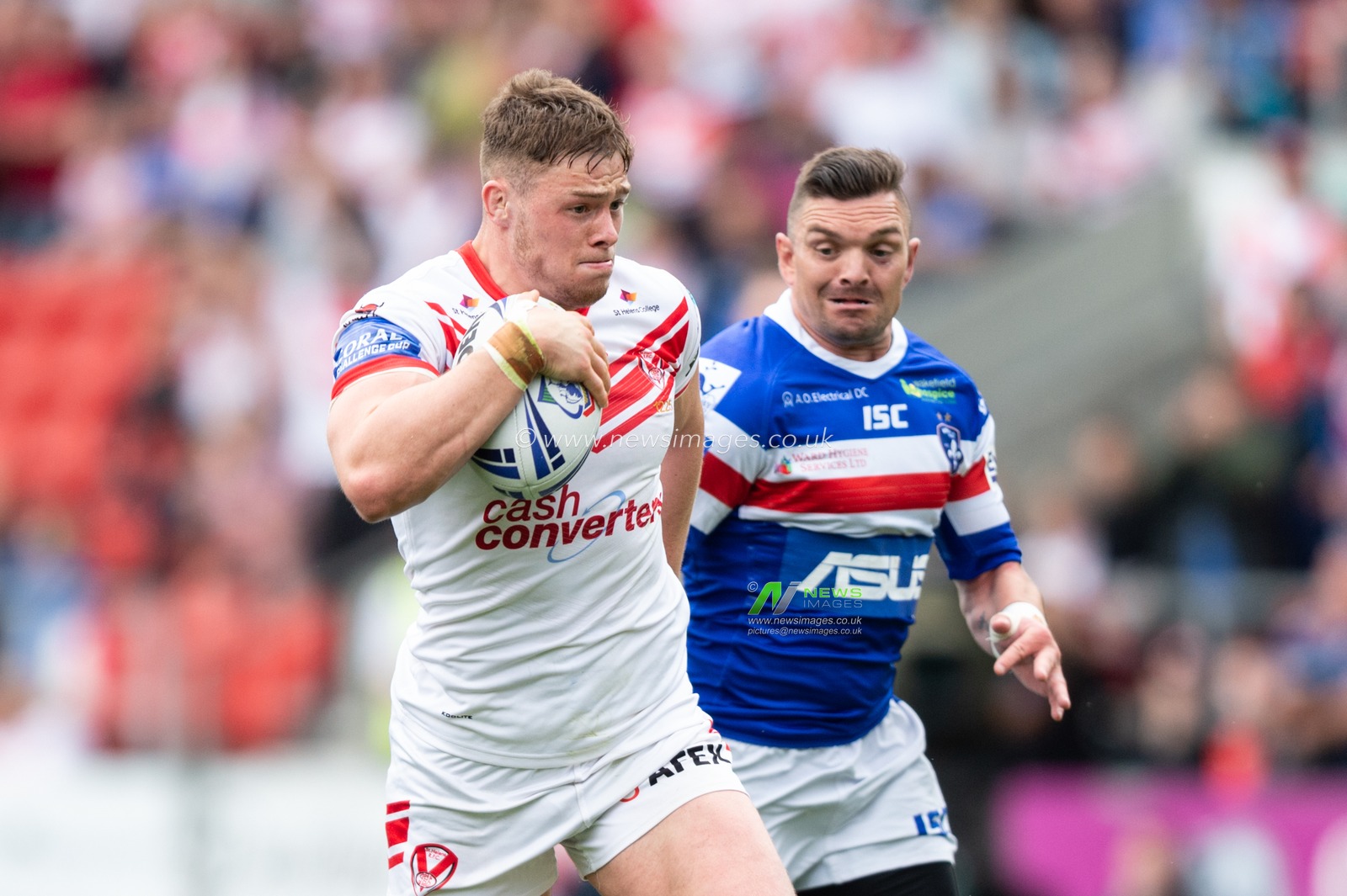 1st June 2019 , Totally Wicked Stadium, St Helens, England; Coral Challenge Cup 2019, Quarter Final , St Helens vs Wakefield Trinity ; Morgan Knowles of St Helens heads away from Danny Brough of Wakefield Trinity 


Credit: Richard Long/News Images