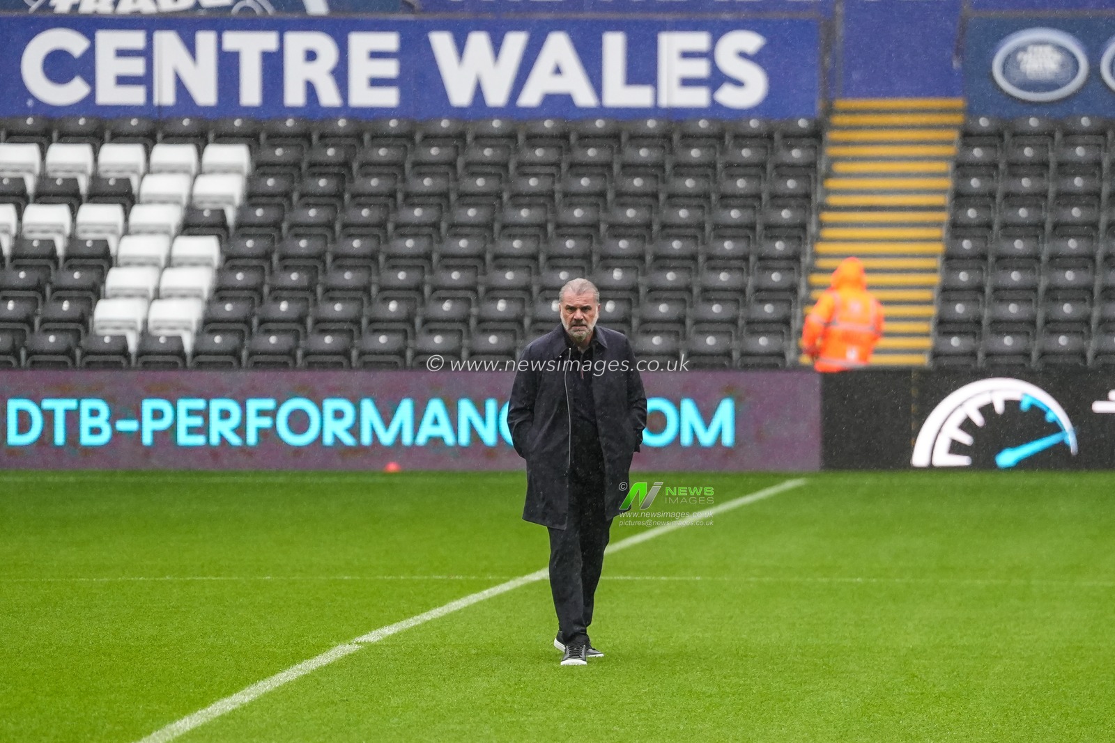 Nottingham Forest Head Coach Ange Postecoglou arrives at the Swansea.com Stadium ahead of the Carabao Cup 3rd Round Swansea City vs Nottingham Forest at Swansea.com Stadium, Swansea, United Kingdom, 17th September 2025

(Photo by Andrew Lewis/News Images)
