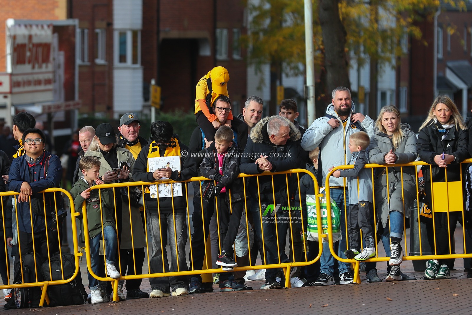 Fans wait for the players to arrive ahead of the Premier League match Wolverhampton Wanderers vs Newcastle United at Molineux, Wolverhampton, United Kingdom, 28th October 2023

(Photo by Gareth Evans/News Images)
