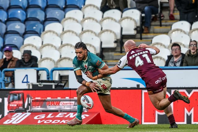 Lewis Murphy of St Helens is tackled by Lee Kershaw of Huddersfield Giants during the Betfred Super League round 11 match Huddersfield Giants vs St Helens at Accu Stadium, Huddersfield, United Kingdom on 14 May 2026

(Photo by Alfie Cosgrove/News Images)