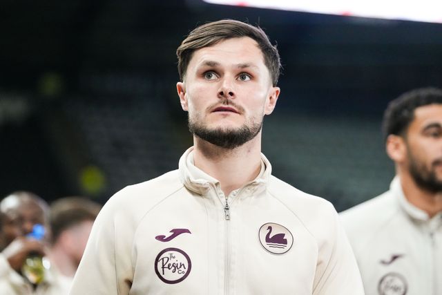 Liam Cullen of Swansea City arrives at the Swansea.com Stadium ahead of during the Sky Bet Championship match Swansea City vs Preston North End at Swansea.com Stadium, Swansea, United Kingdom on 24 February 2026

(Photo by Andrew Lewis/News Images)