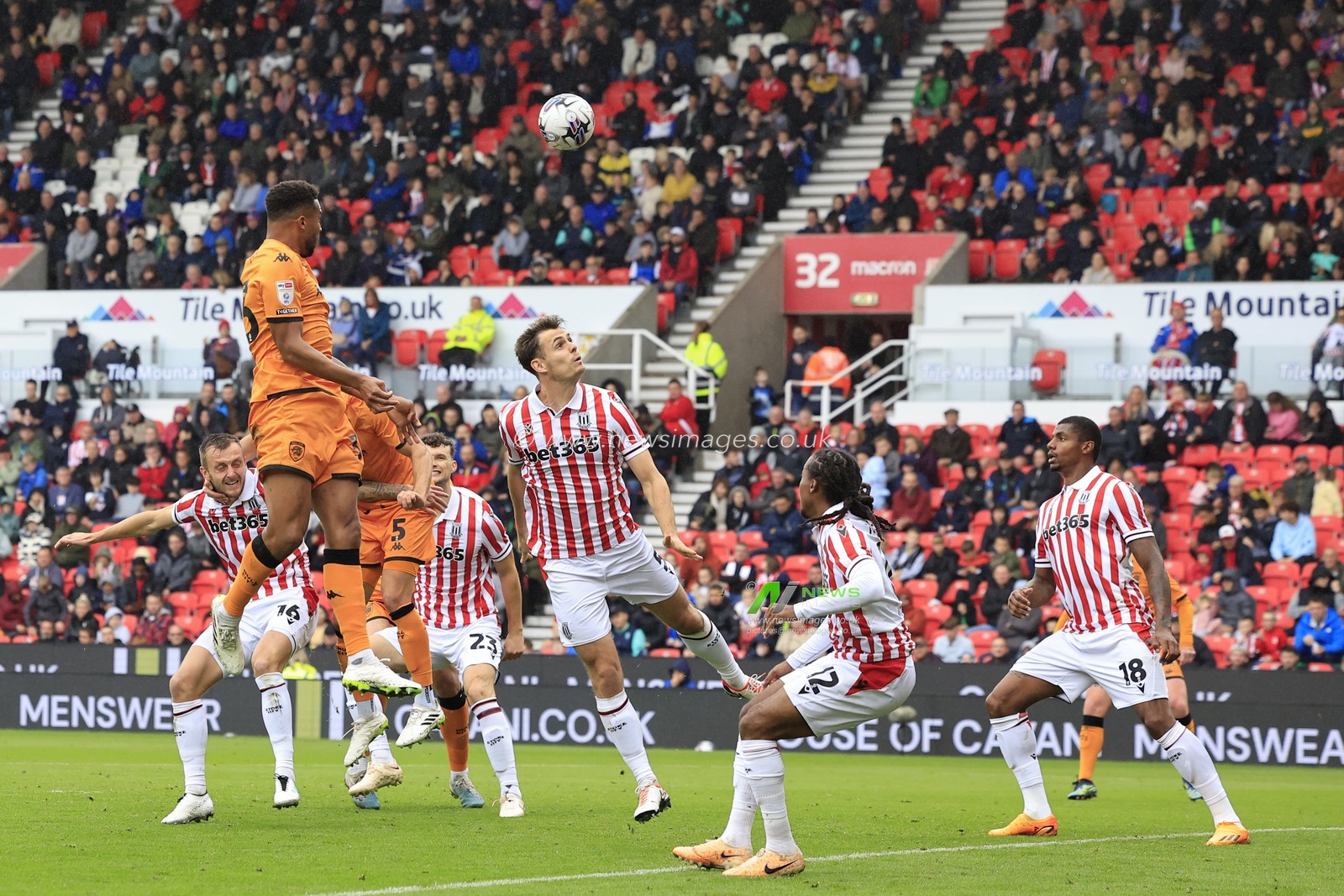 Cyrus Christie #33 of Hull City heads on goal during the Sky Bet Championship match Stoke City vs Hull City at Bet365 Stadium, Stoke-on-Trent, United Kingdom, 24th September 2023

(Photo by Conor Molloy/News Images)