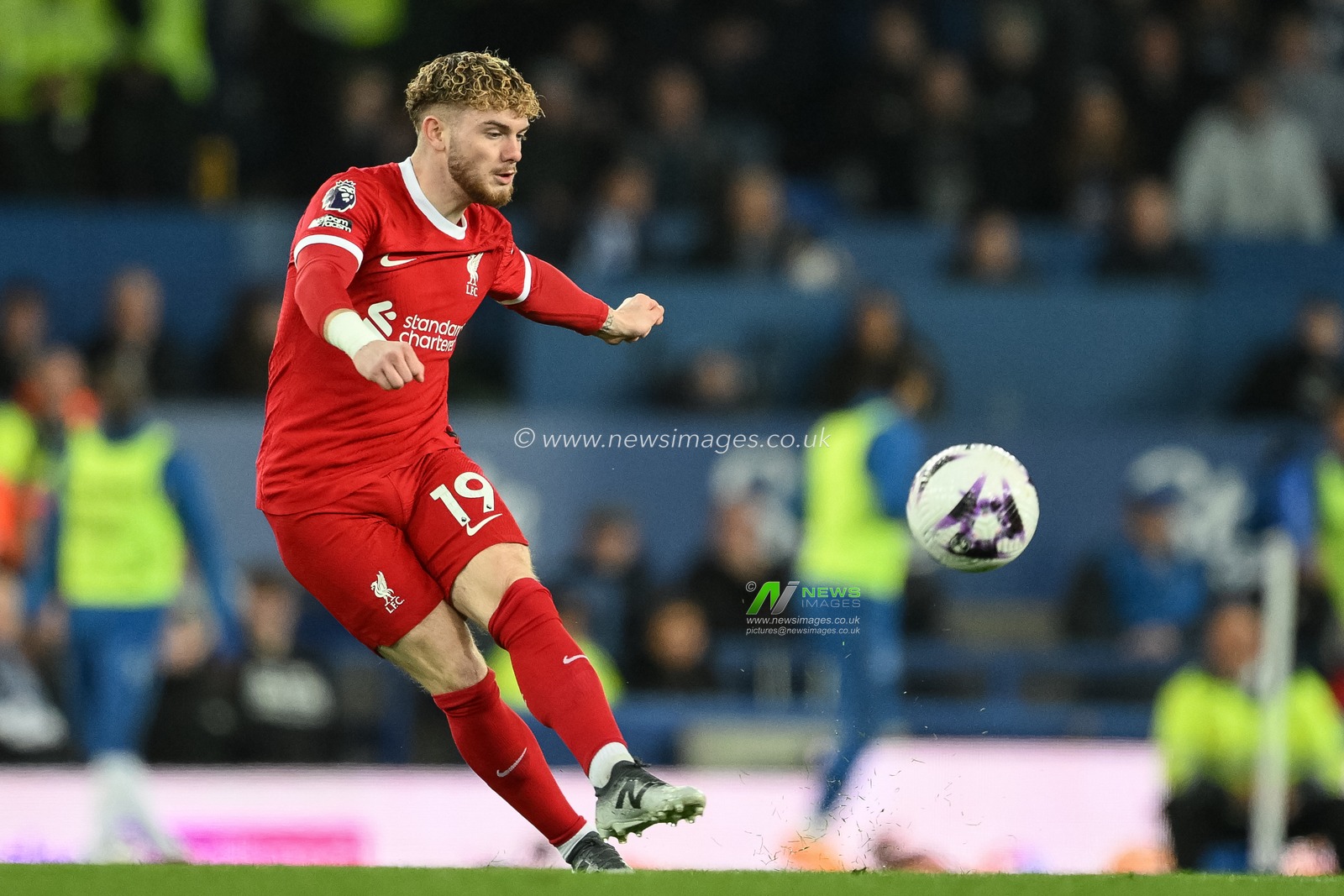 Harvey Elliott of Liverpool crosses the ball during the Premier League match Everton vs Liverpool at Goodison Park, Liverpool, United Kingdom, 24th April 2024

(Photo by Craig Thomas/News Images)