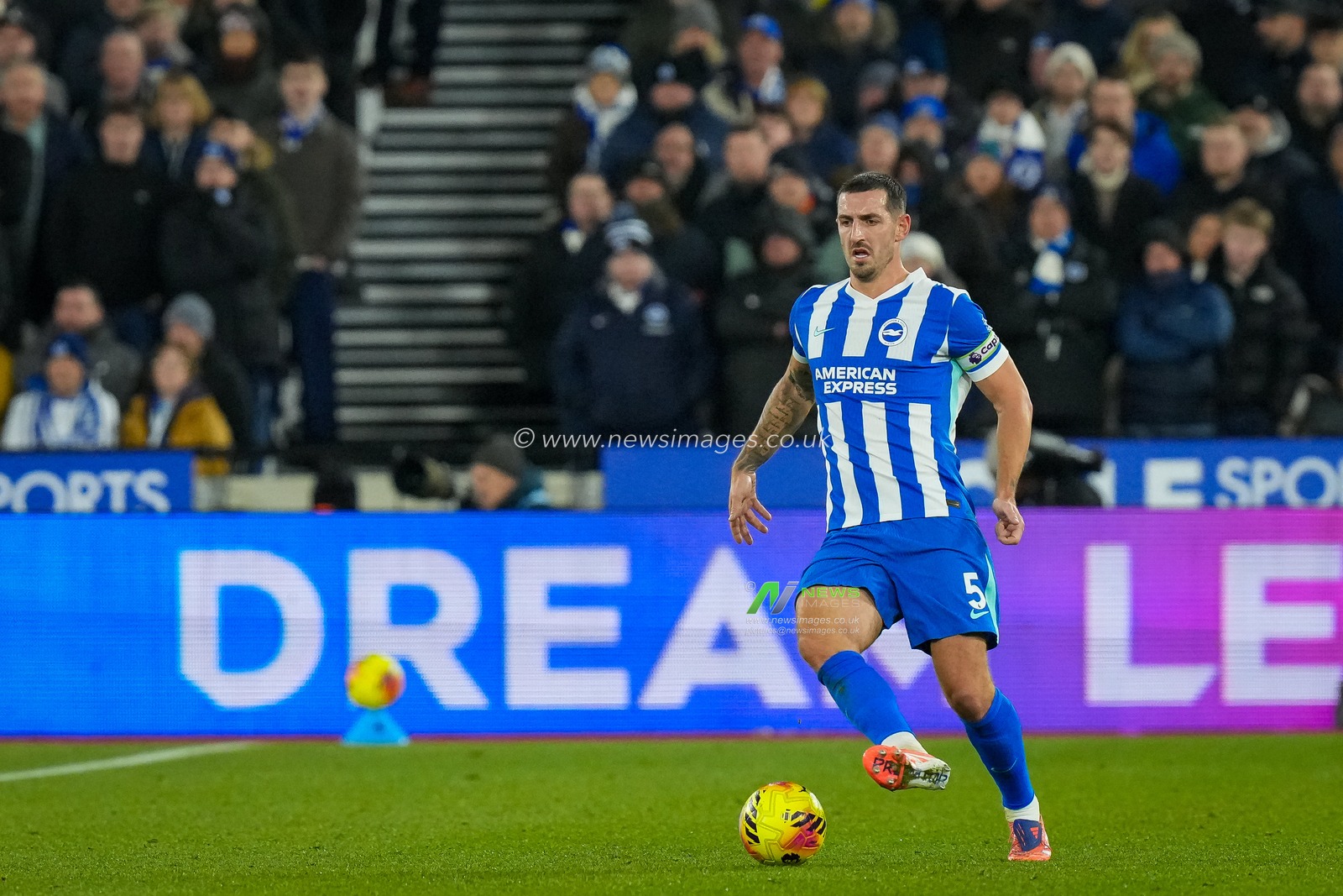 battles for the ball controls the ball during the Premier League match West Ham United vs Brighton and Hove Albion at London Stadium, London, United Kingdom, 30th December 2025

(Photo by Maynard Manyowa/News Images)

*** GER AUT SUI OUT ***