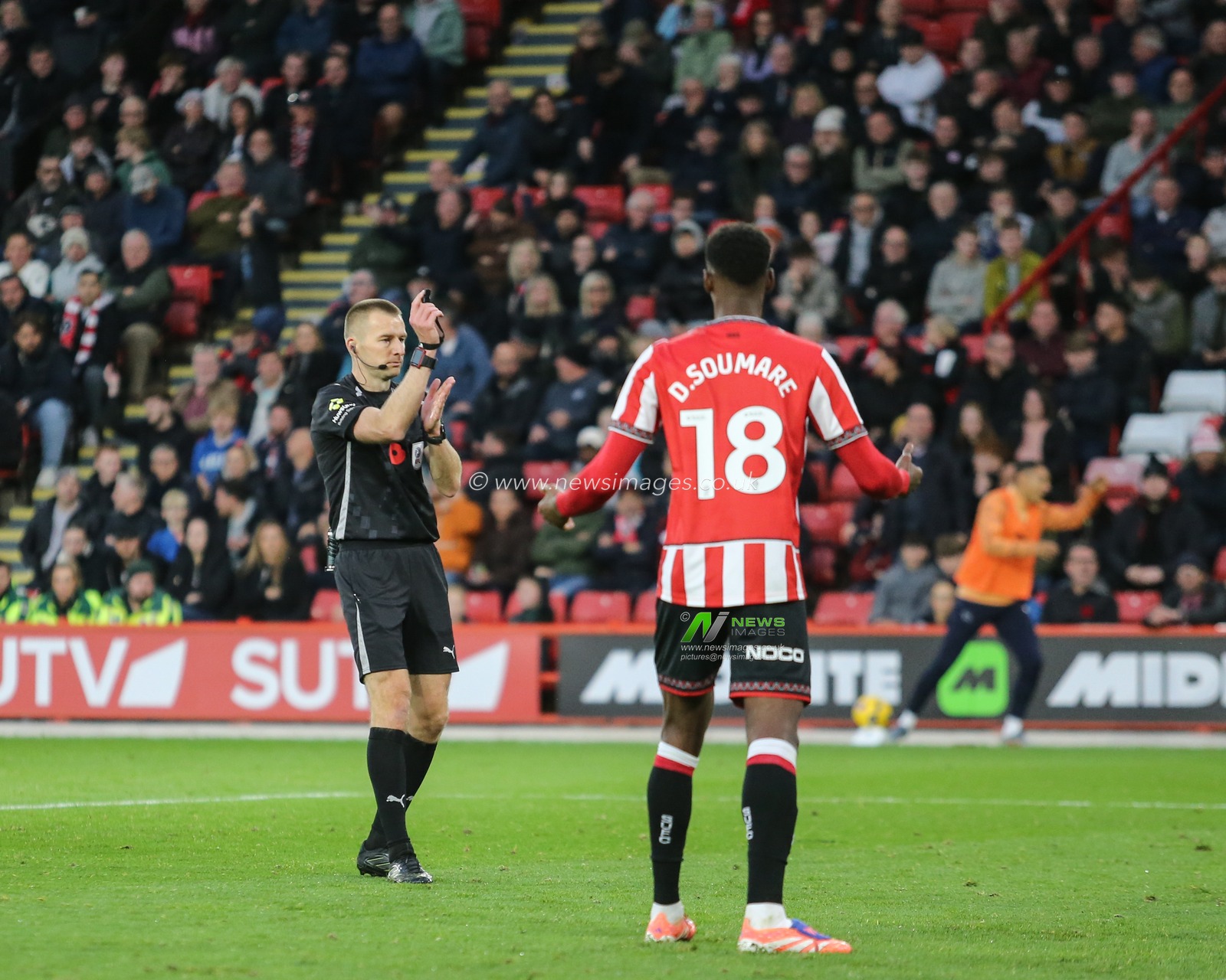 Referee Micheal Salisbury gives Derby County a penalty for handball during the Sky Bet Championship match Sheffield United vs Derby County at Bramall Lane, Sheffield, United Kingdom, 1st November 2025

(Photo by Richard Bierton/News Images)

*** GER AUT SUI OUT ***