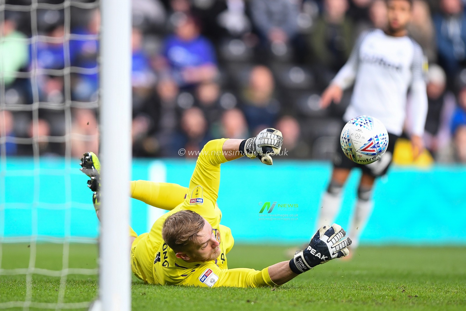 18th January 2020, Pride Park Stadium, Derby, England; Sky Bet Championship, Derby County v Hull City : George Long (1) of Hull City makes a diving save

Credit: Jon Hobley/News Images
