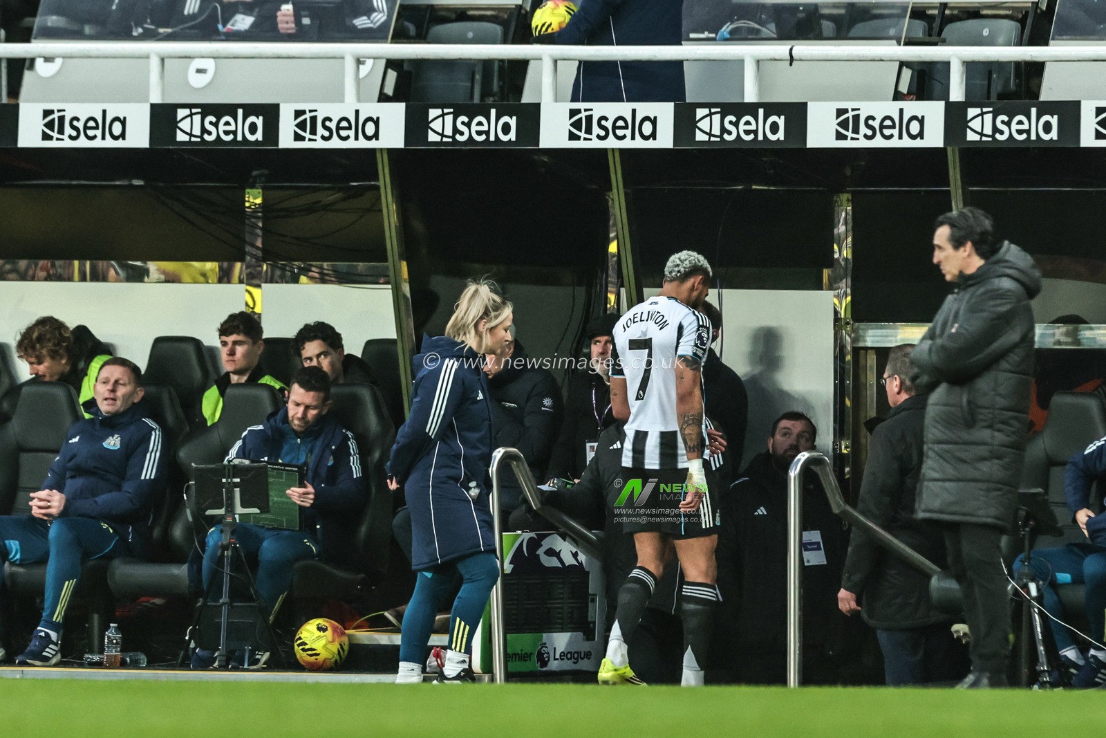 Joelinton of Newcastle United heads back to the dressing room due to injury during the Premier League match Newcastle United vs Aston Villa at St. James's Park, Newcastle, United Kingdom, 25th January 2026

(Photo by Mark Cosgrove/News Images)