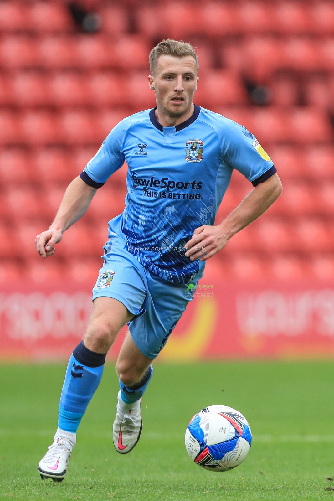 Jamie Allen (8) of Coventry City breaks with the ball