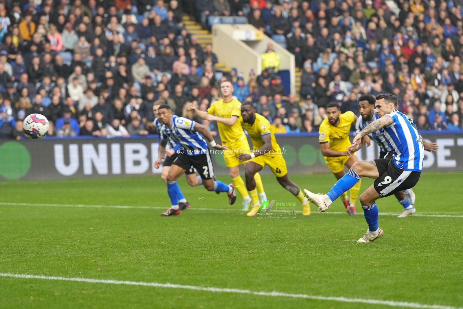 Lee Gregory #9 of Sheffield Wednesday misses his penalty during the Sky Bet League 1 match Sheffield Wednesday vs Burton Albion at Hillsborough, Sheffield, United Kingdom, 29th October 2022

(Photo by Steve Flynn/News Images)