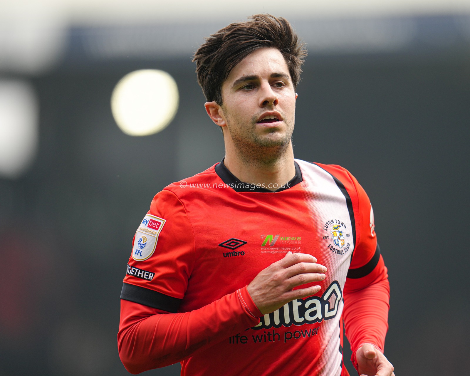 Liam Walsh of Luton Town during the Sky Bet Championship match Luton Town vs Coventry City at Kenilworth Road, Luton, United Kingdom, 26th April 2025

(Photo by Harvey Murphy/News Images)