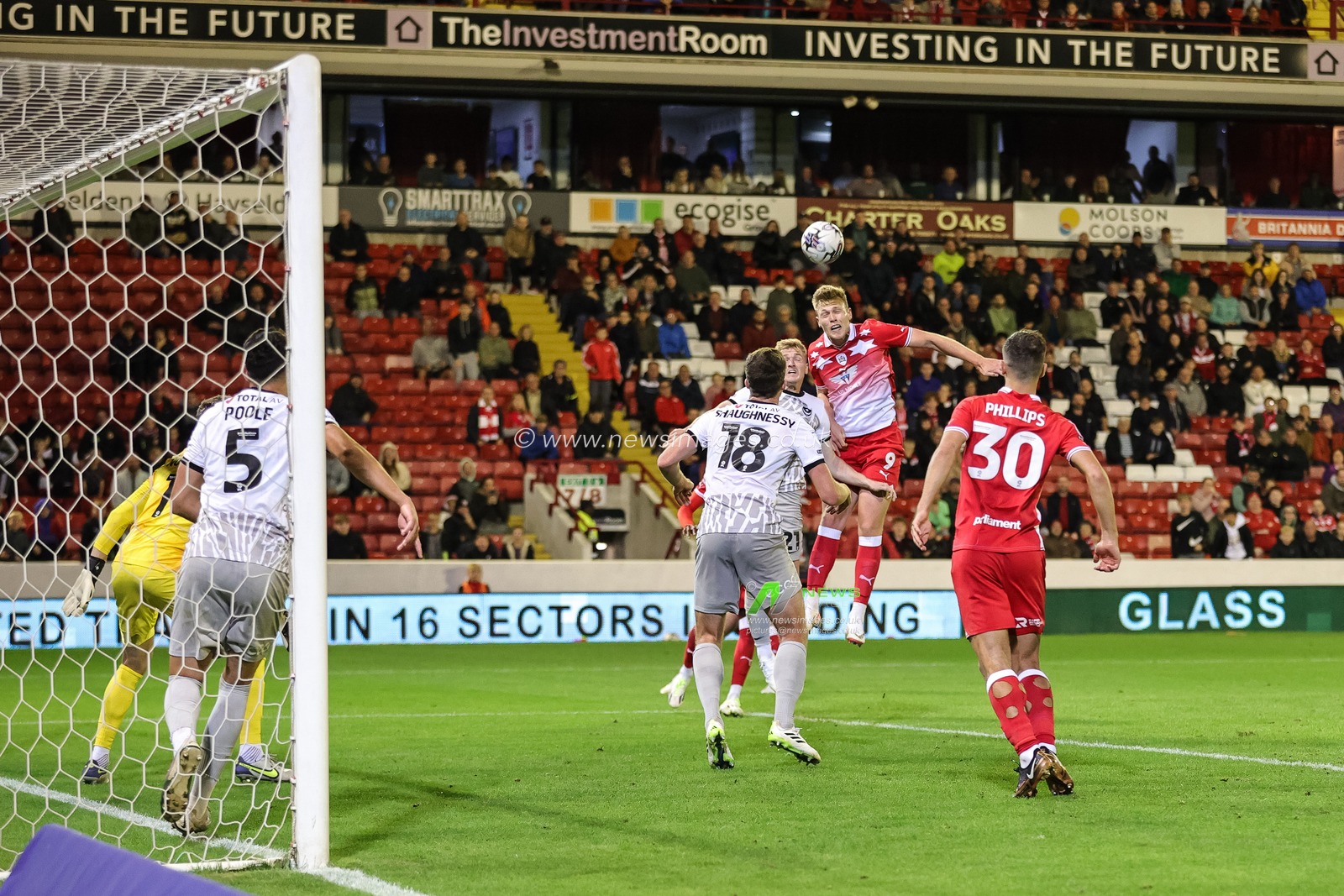 Sam Cosgrove #9 of Barnsley heads on goal during the Sky Bet League 1 match Barnsley vs Portsmouth at Oakwell, Barnsley, United Kingdom, 19th September 2023

(Photo by Mark Cosgrove/News Images)