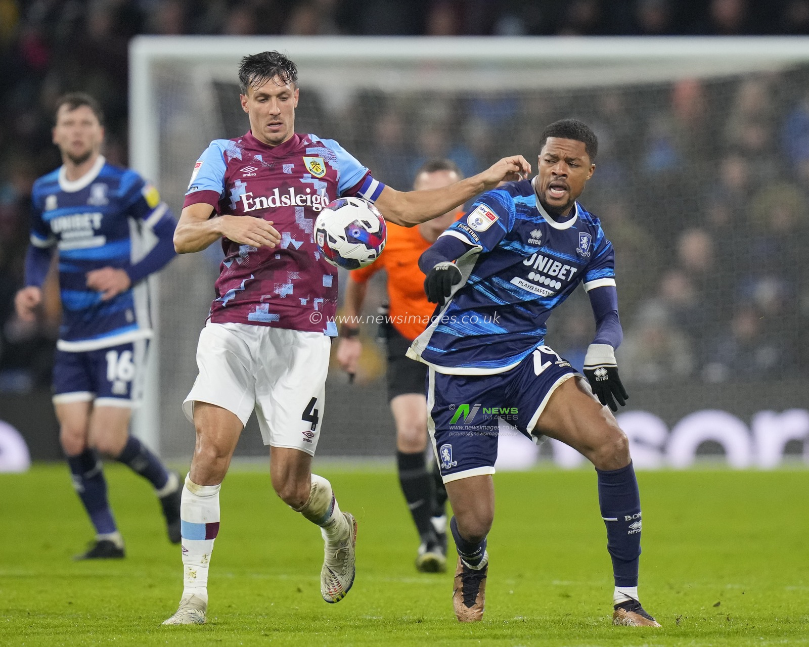 Jack Cork #4 of Burnley competes for the ball with Chuba Akpom #29 of Middlesbrough during the Sky Bet Championship match Burnley vs Middlesbrough at Turf Moor, Burnley, United Kingdom, 17th December 2022

(Photo by Steve Flynn/News Images)