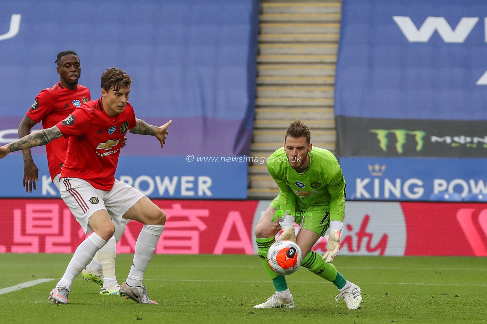 David de Gea (1) of Manchester United easily scoops up the ball