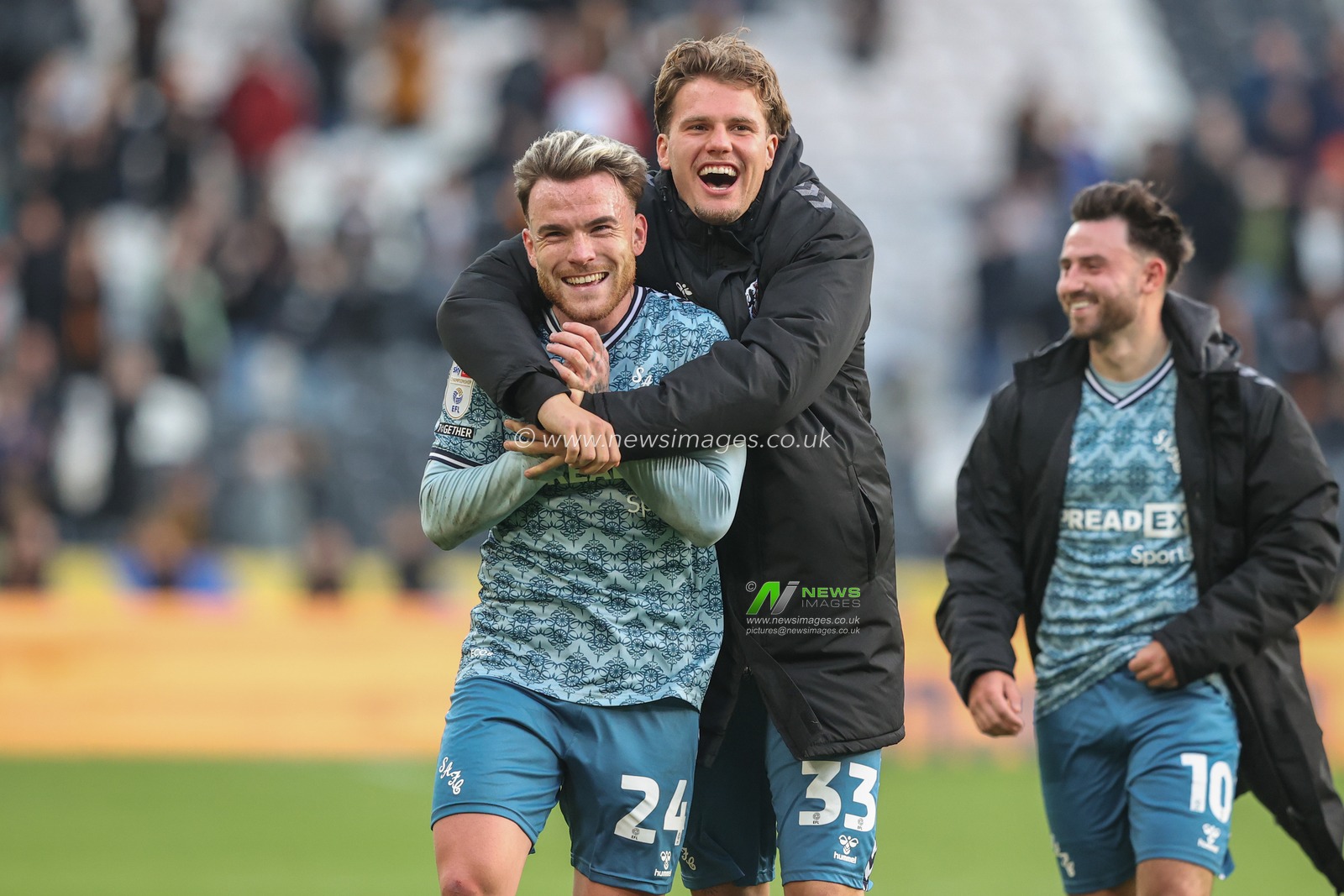 Aaron Connolly of Sunderland and Leo Hjelde of Sunderland celebrate the win during the Sky Bet Championship match Hull City vs Sunderland at MKM Stadium, Hull, United Kingdom, 20th October 2024

(Photo by Alfie Cosgrove/News Images)