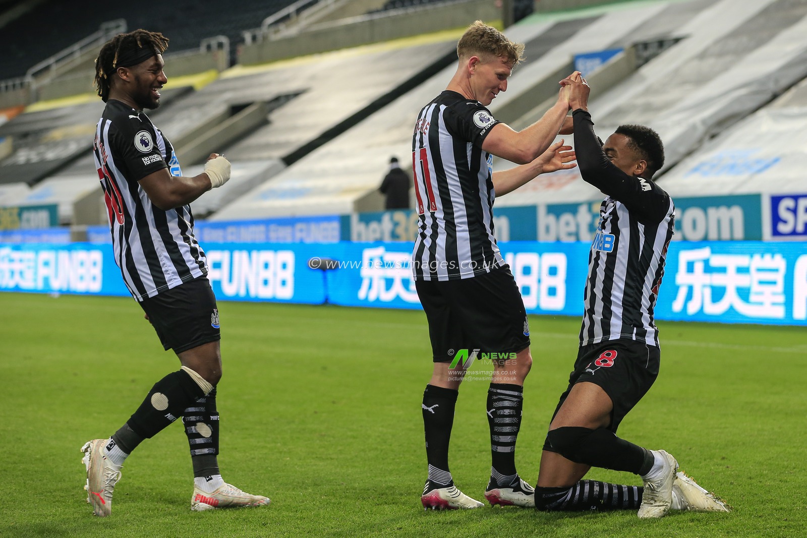 Joe Willock #28 of Newcastle United celebrates his goal with his teammates to make it 3-3