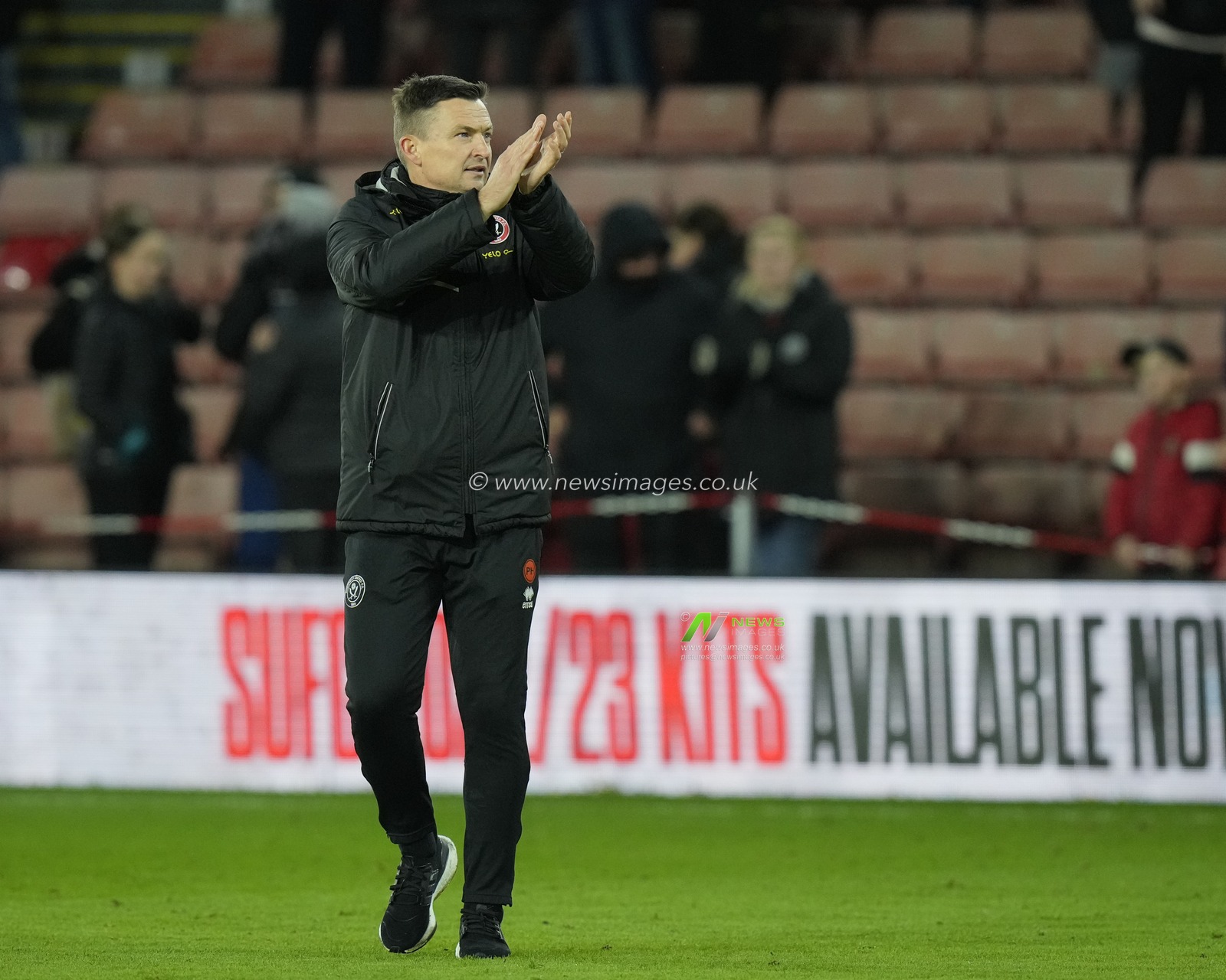 Paul Heckingbottom Manager of Sheffield United salutes the fans after the Sky Bet Championship match Sheffield United vs Stoke City at Bramall Lane, Sheffield, United Kingdom, 14th January 2023

(Photo by Steve Flynn/News Images)