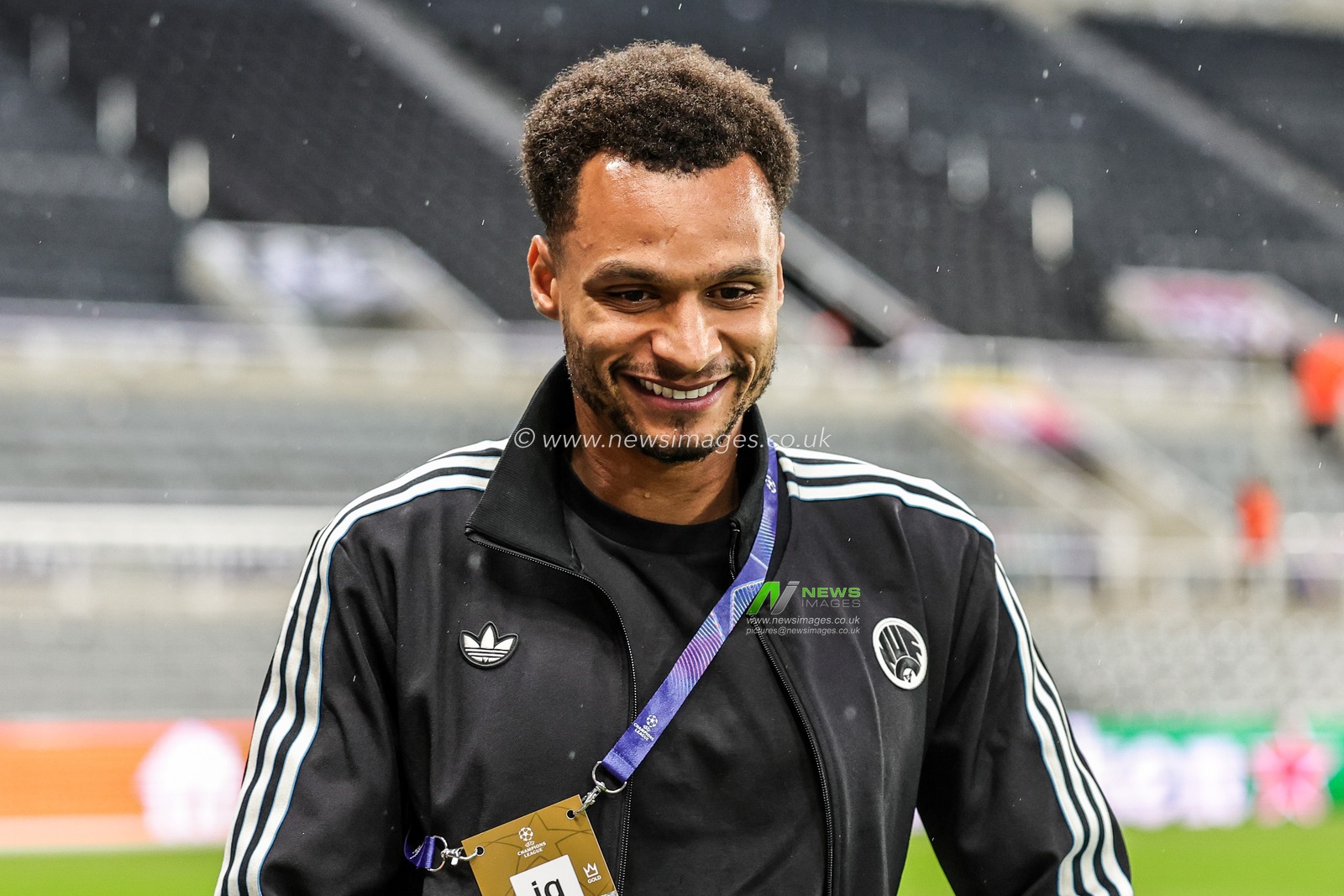 Jacob Murphy of Newcastle United arrives during the UEFA Champions League Matchday 3 of 8 Newcastle United vs Benfica at St. James's Park, Newcastle, United Kingdom, 21st October 2025

(Photo by Mark Cosgrove/News Images)
